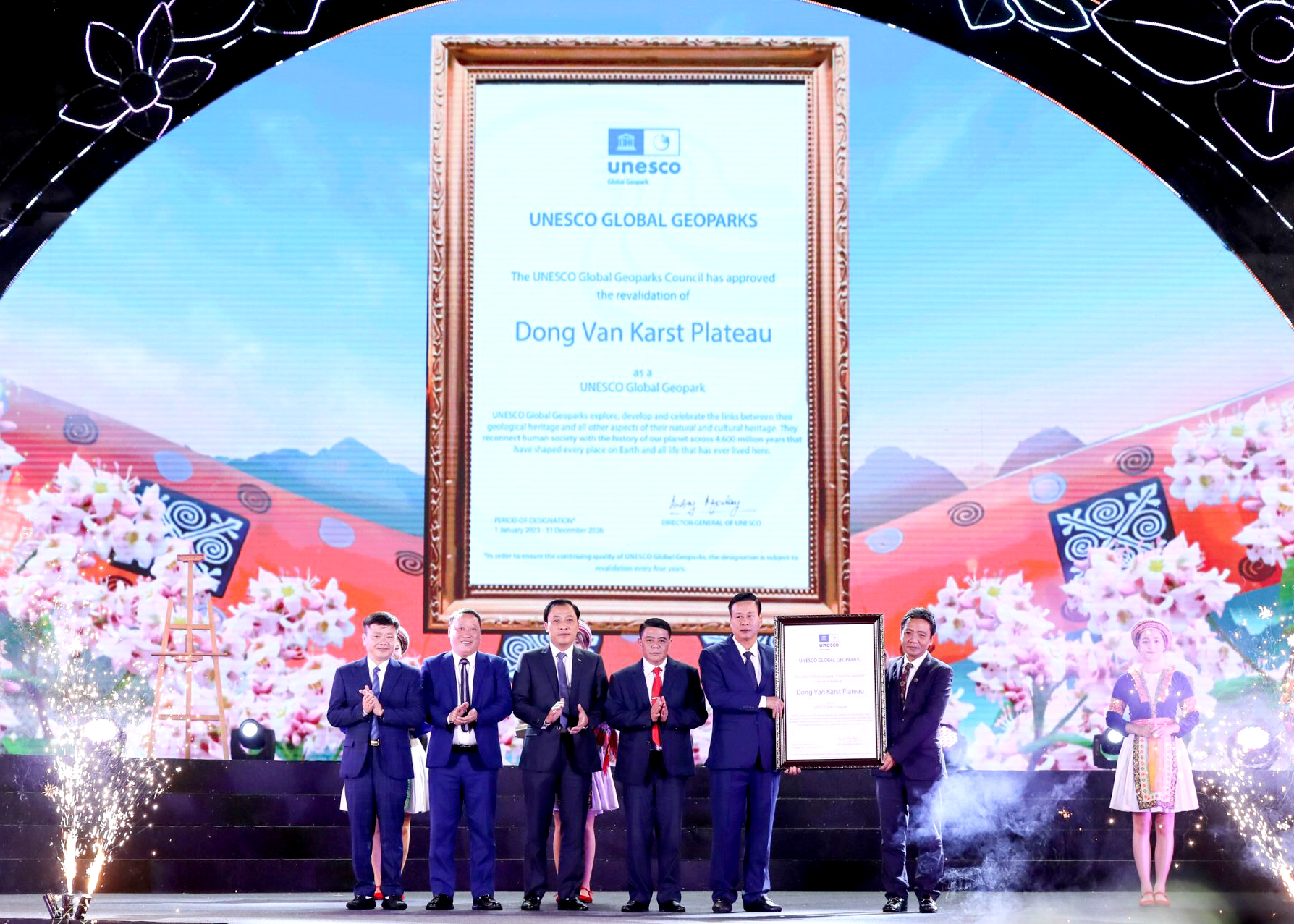 Thứ trưởng Bộ Văn hoá, TT&DL Hoàng Đạo Cương trao Bằng chứng nhận tái công nhận Công viên địa chất toàn cầu UNESCO Cao nguyên đá Đồng Văn lần thứ III cho Chủ tịch UBND tỉnh Nguyễn Văn Sơn và Chủ tịch UBND 4 huyện vùng Cao nguyên đá. Hà Giang 6 - Copy.jpeg