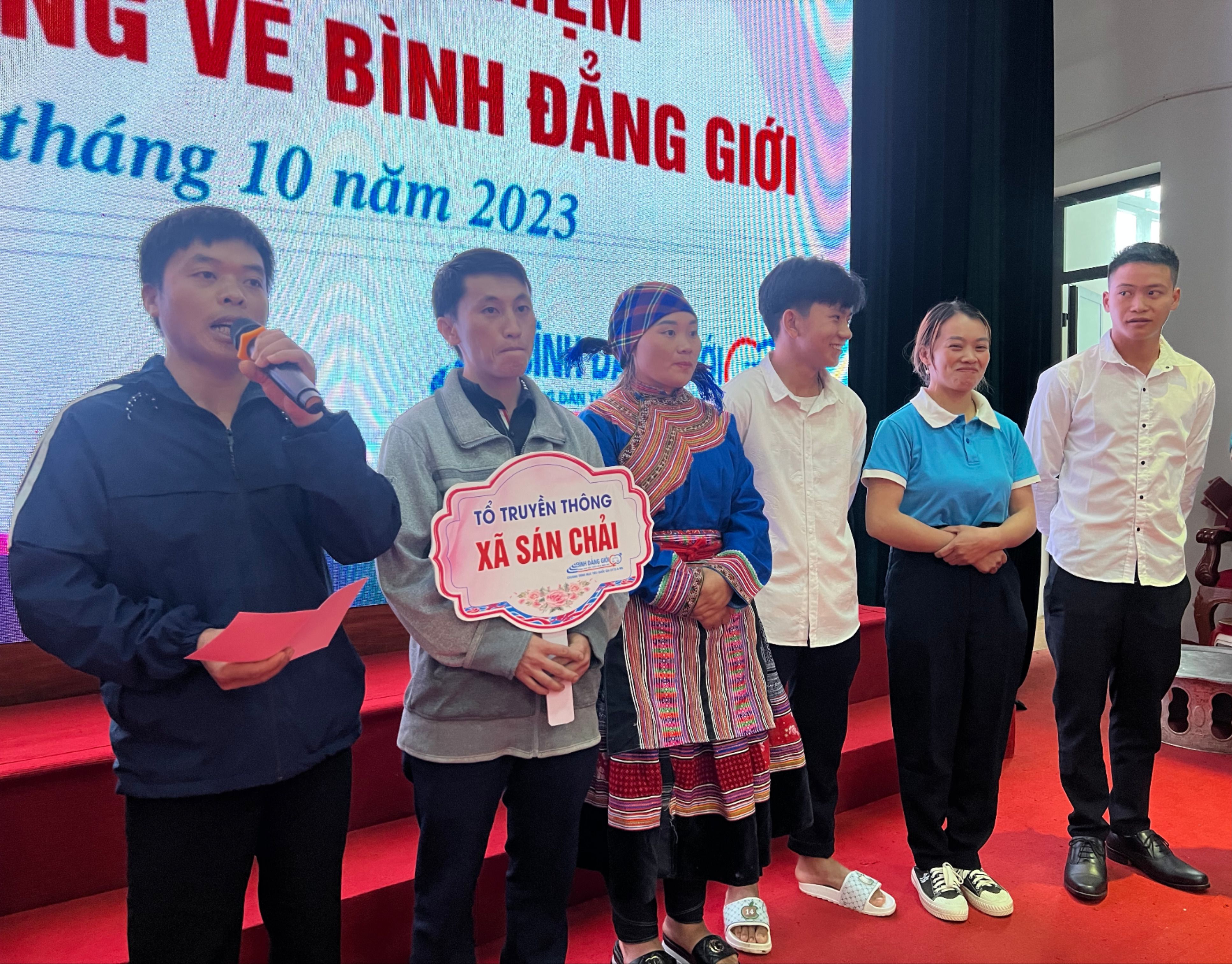 Giao lưu, chia sẻ kiến thức về bình đẳng giới tại huyện Si Ma Cai. Ảnh: Thanh Nhàn IMG-4545.jpg