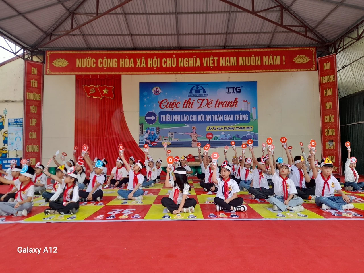 Phần thi Rung chuông vàng tìm hiểu kiến thức về luật GT đường bộ diễn ra sôi nổi, hấp dẫn.jpg