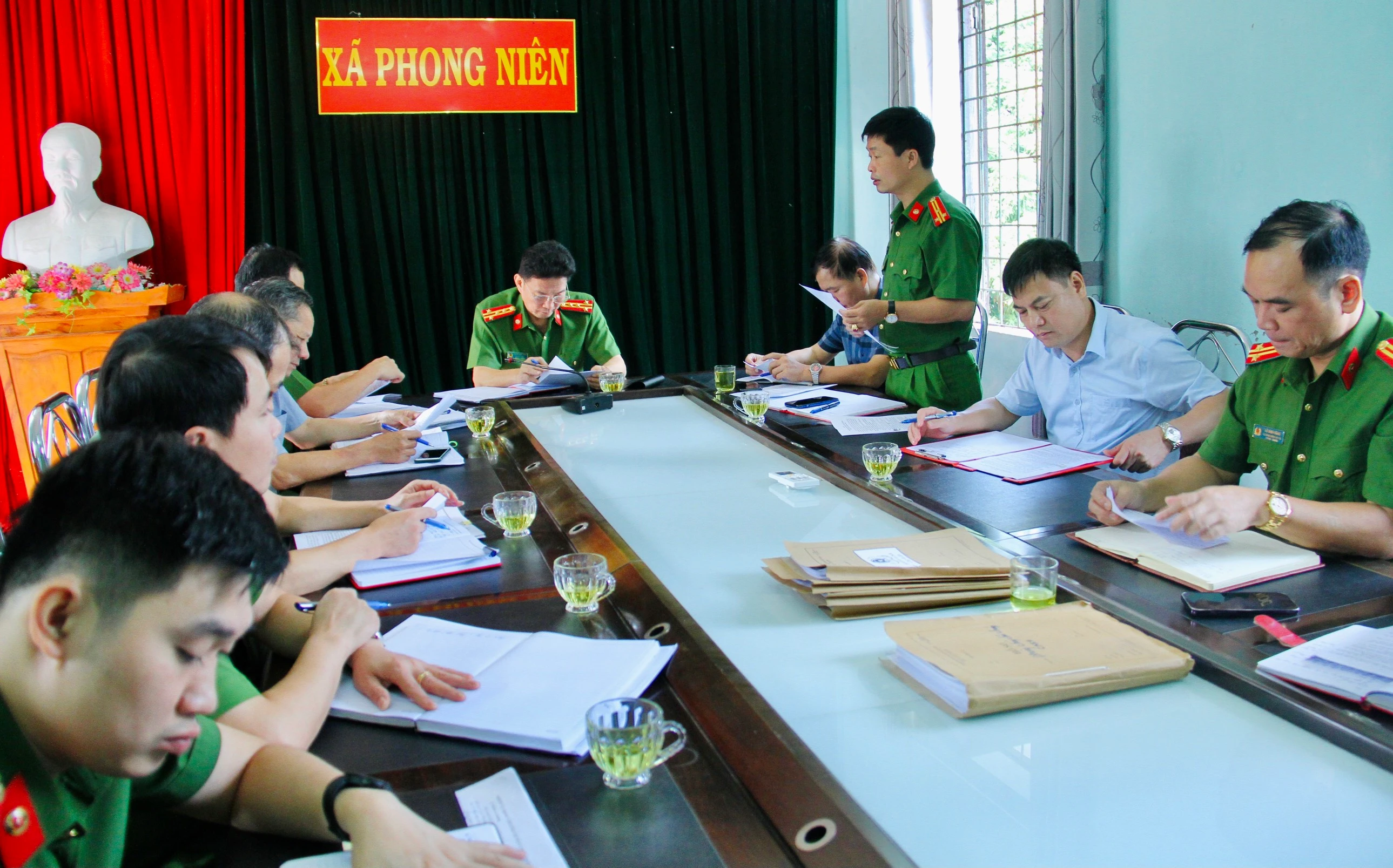 Lãnh đạo Công an huyện báo cáo vụ việc với đoàn Công tác.jpg