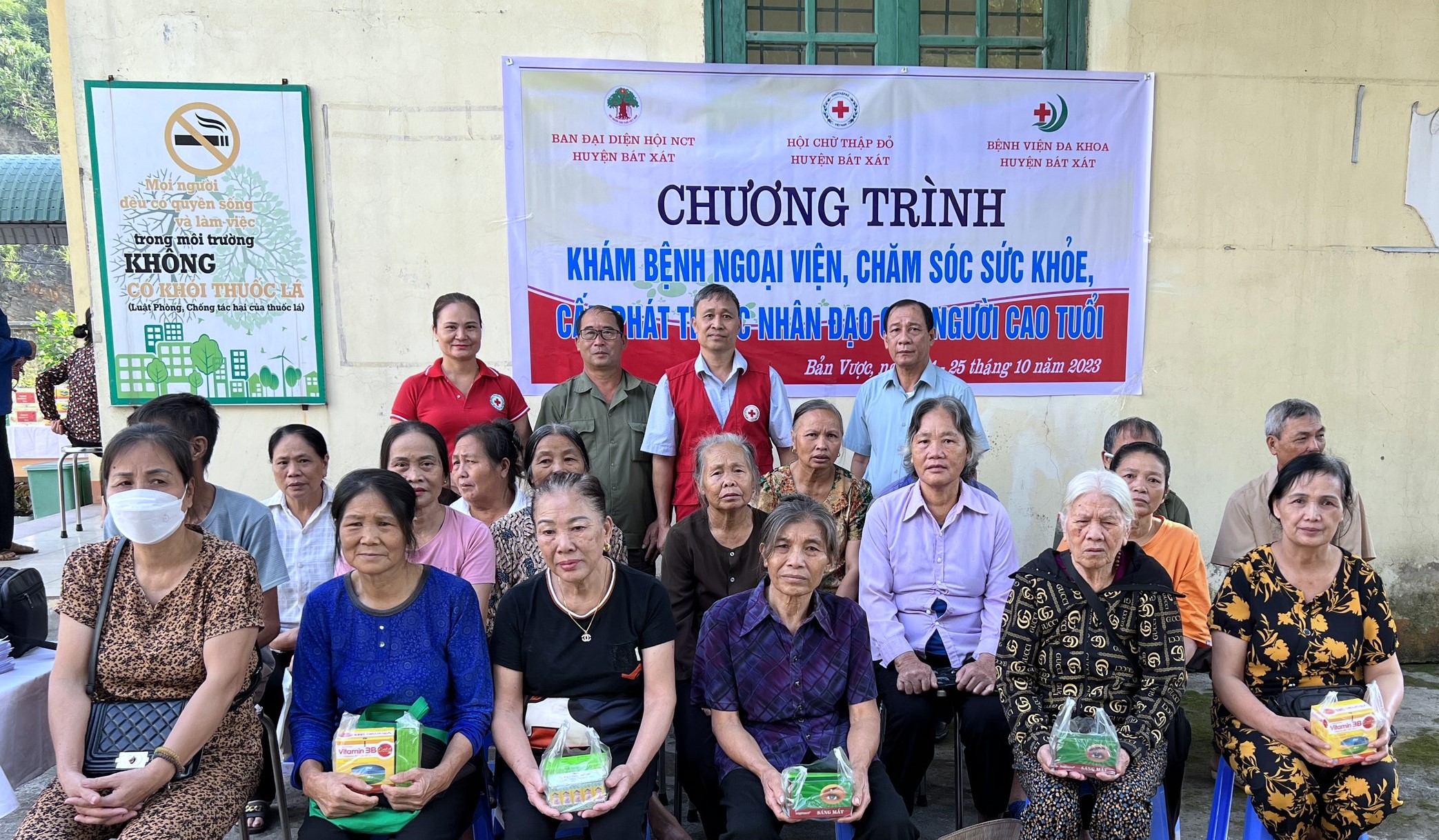 Hội Chữ thập đỏ huyện tặng quà cho người cao tuổi, đối tượng chính sách. 6.jpg