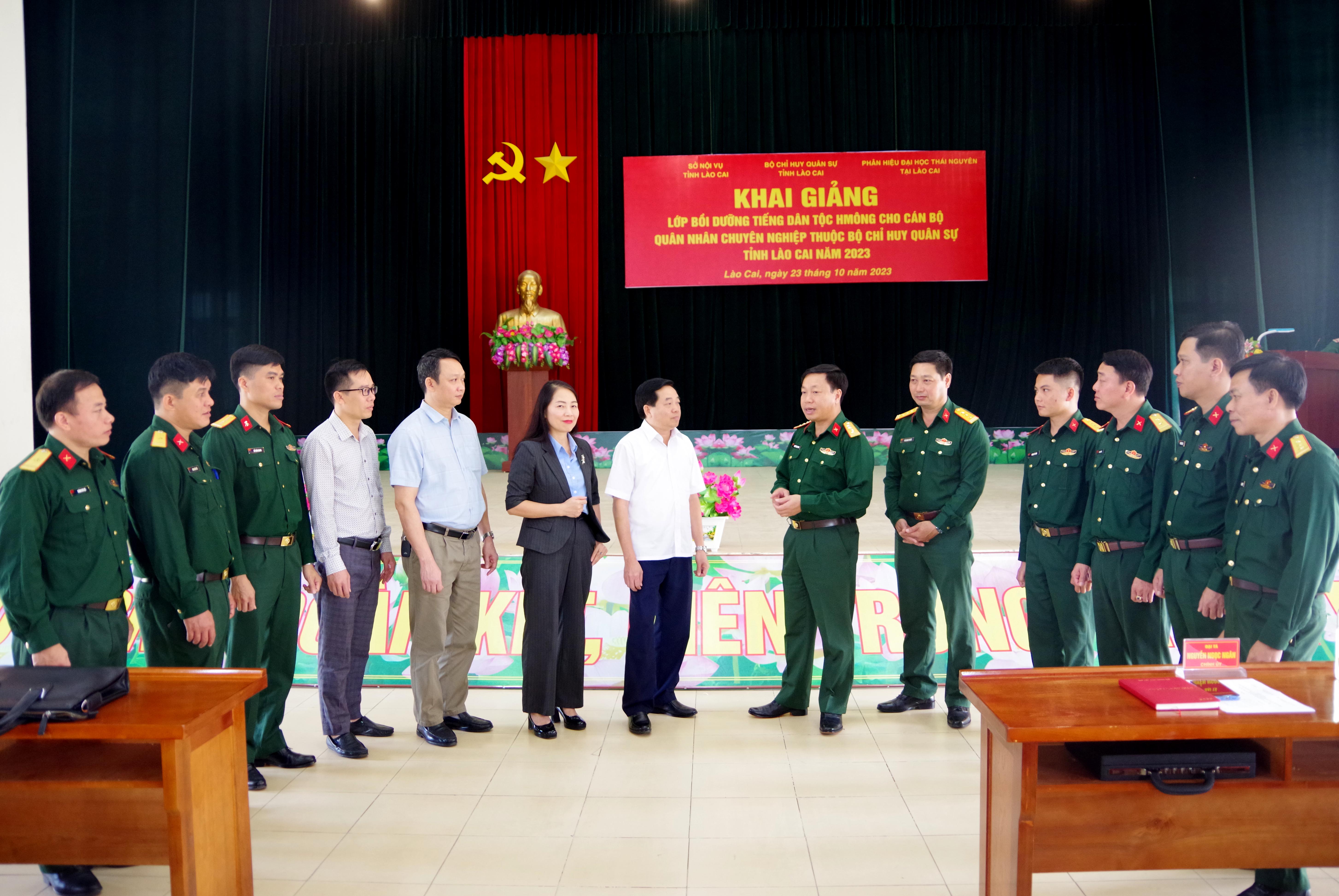 Thủ trưởng Bộ CHQS tỉnh và các lãnh đạo Sở Nội vụ, Phân hiệu Đại học Thái nguyên tại Lào Cai, và giảng viên trao đổi kinh nghiệm giảng dạy. Anh so 1.JPG