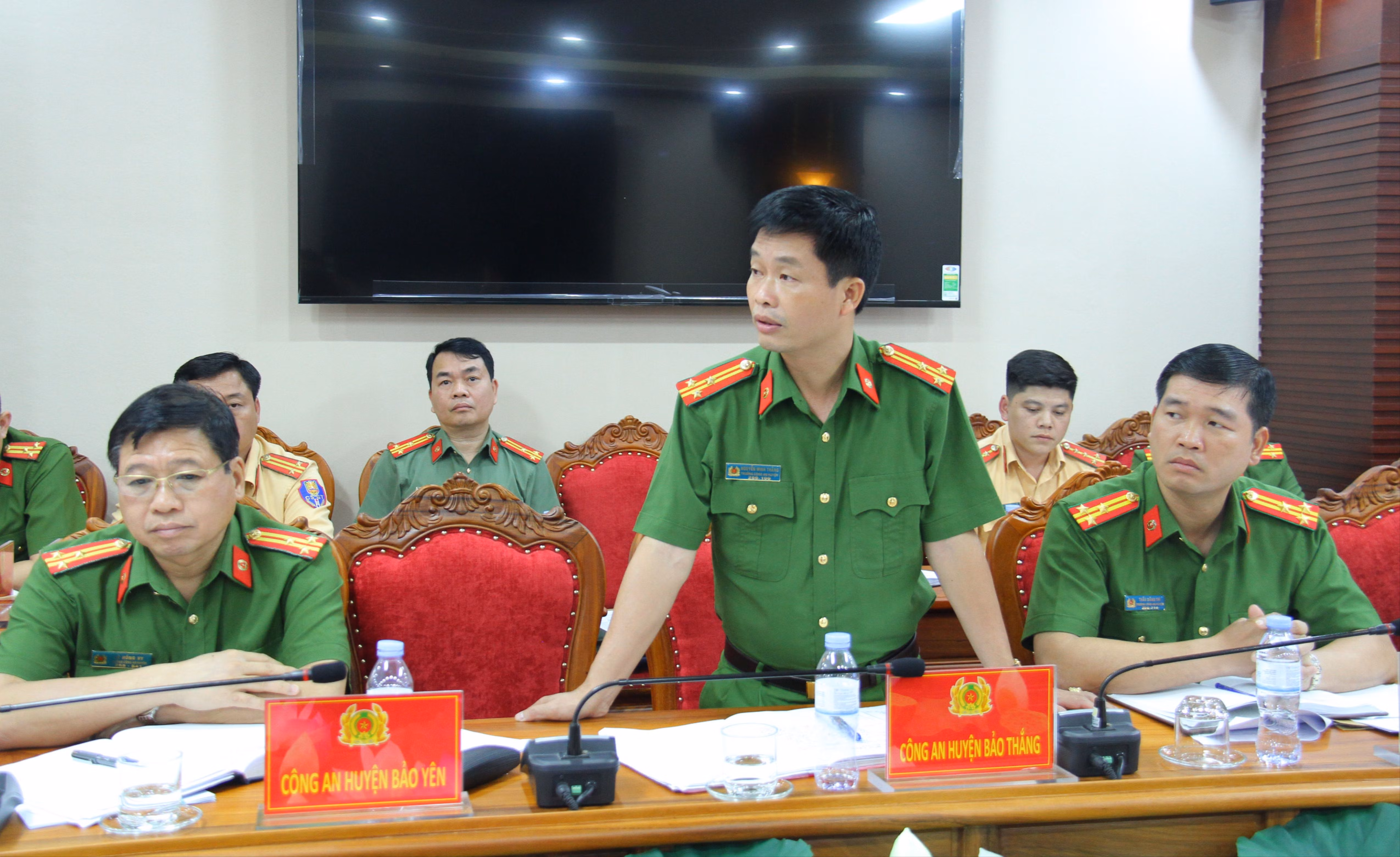 Đồng chí Trưởng Công an huyện Bảo Thắng phát biểu tại Hội Nghị.JPG