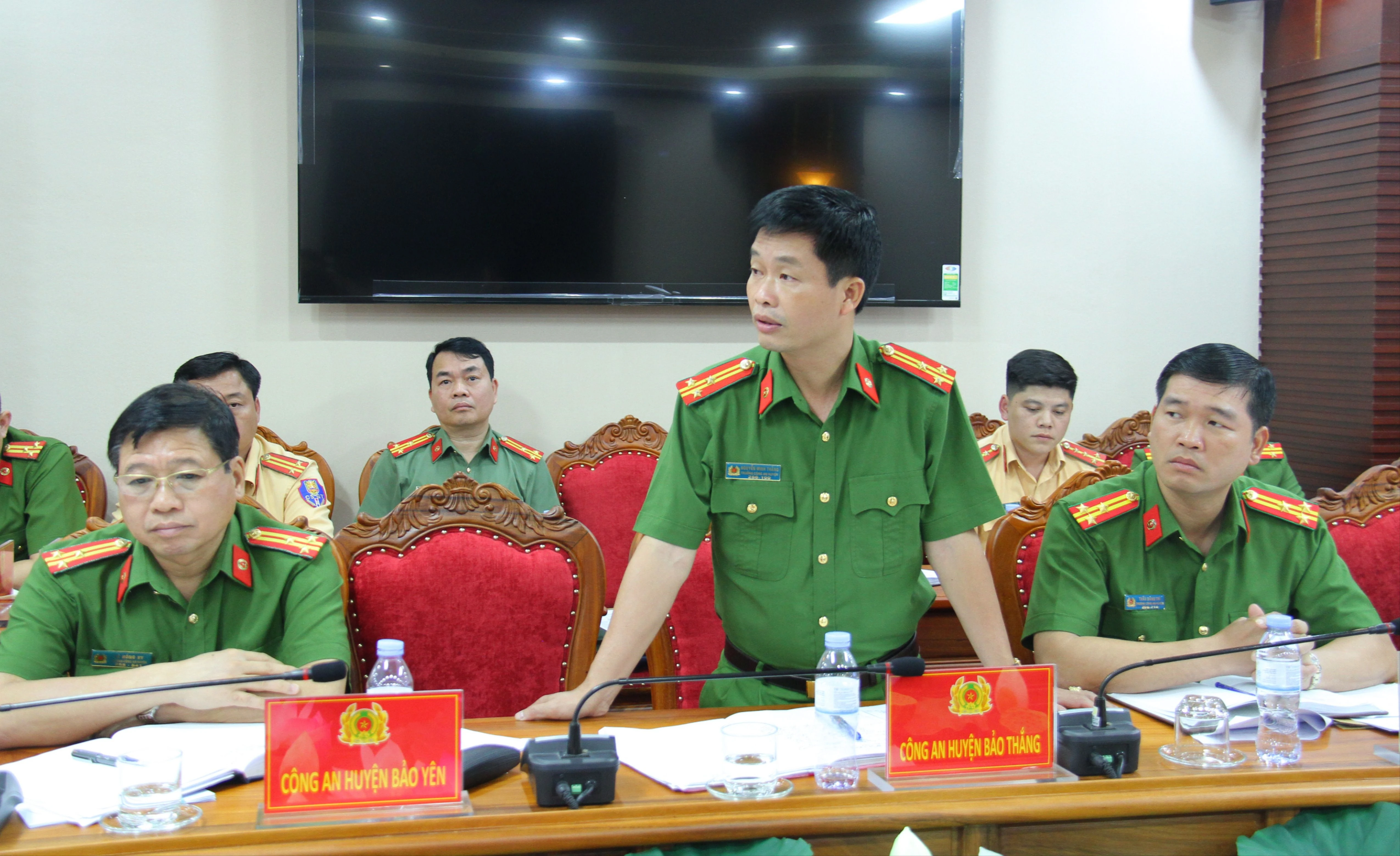 Đồng chí Trưởng Công an huyện Bảo Thắng phát biểu tại Hội Nghị.JPG