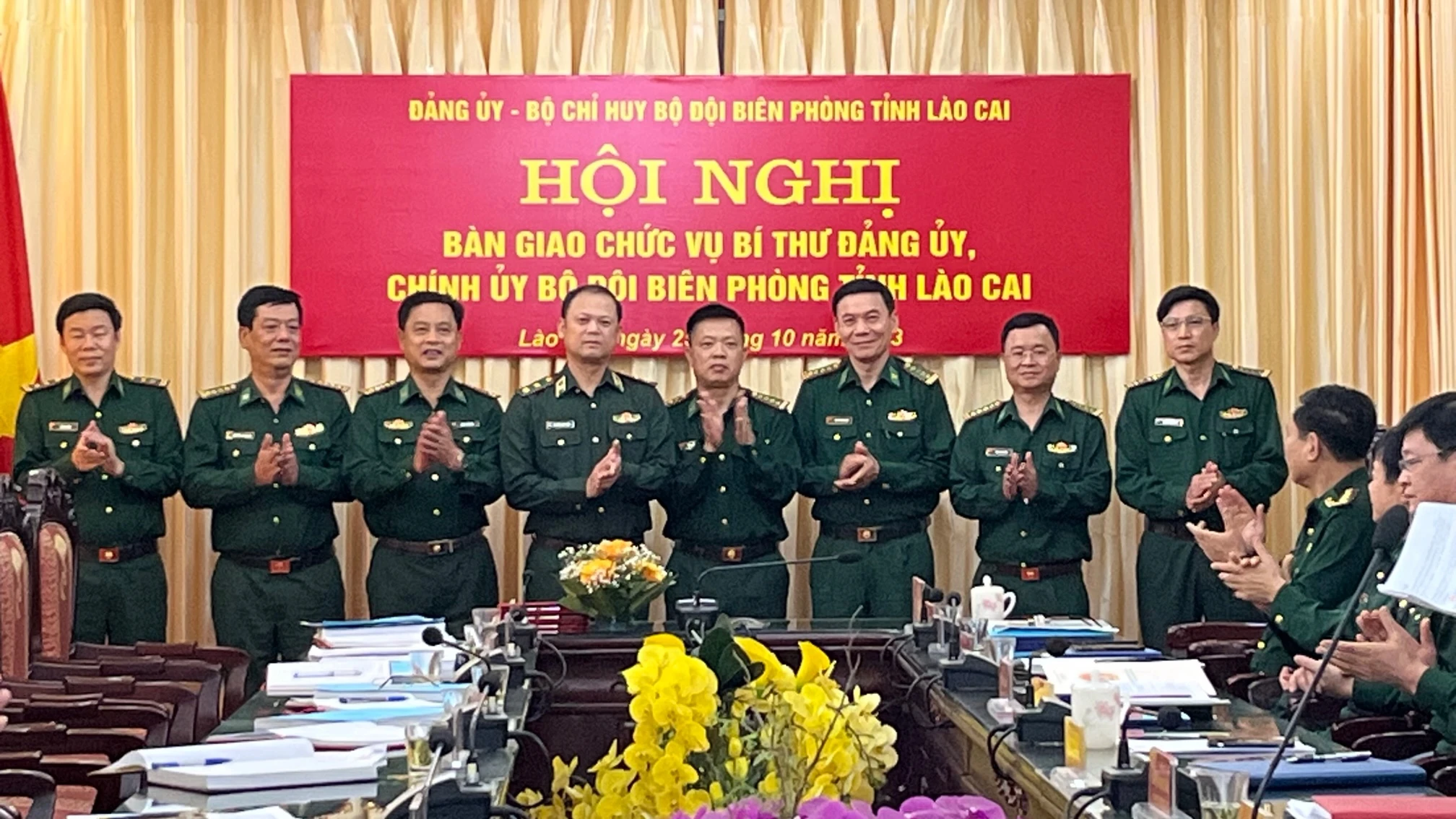 Trung tướng Nguyễn Anh Tuấn, Chính ủy Bộ đội Biên phòng chụp ảnh lưu niệm cùng tập thể lãnh đạo Bộ Chỉ huy Bộ đội Biên phòng tỉnh Lào Cai.