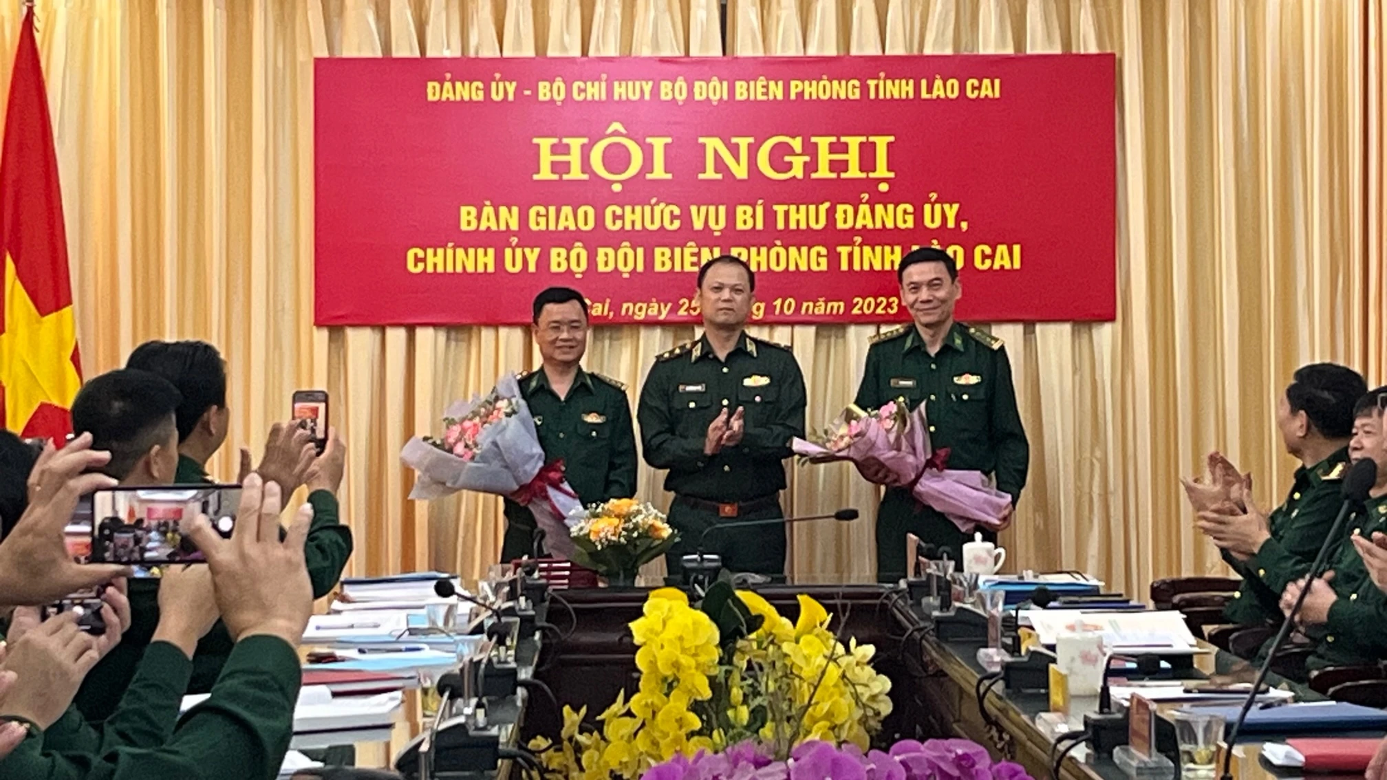 Trung tướng Nguyễn Anh Tuấn Chính ủy BĐBP tặng hoa chúc mừng đồng chí Đại tá Nguyễn Trọng Ngữ được nghỉ chế độ và Đại tá Trần Quang Tùng, nhận nhiệm vụ Chính ủy BĐBP tỉnh Lào Cai.jpg