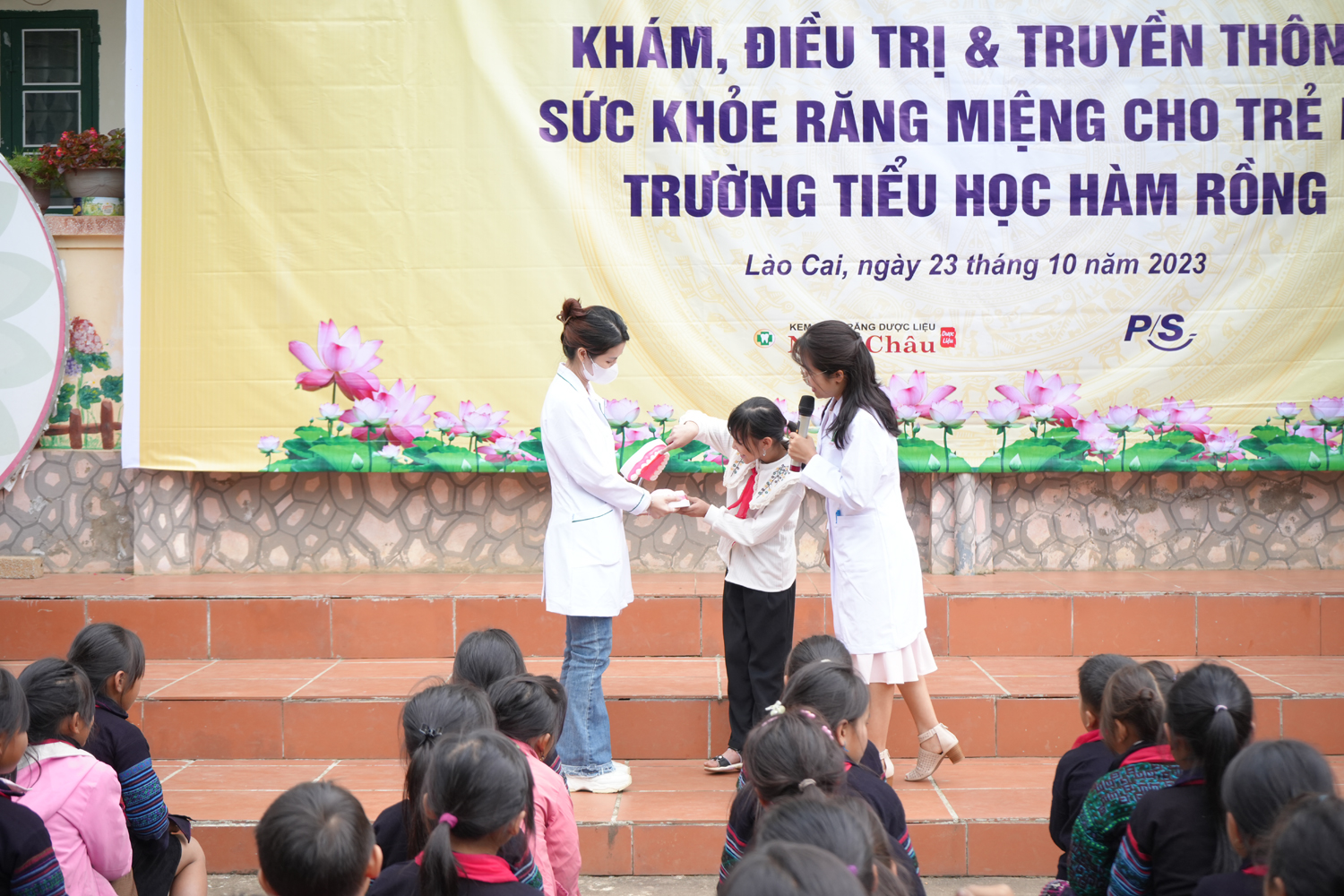 Học sinh tham gia thực hành về cách chăm sóc sức khỏe răng miệng. Sa-Pa-4.jpg