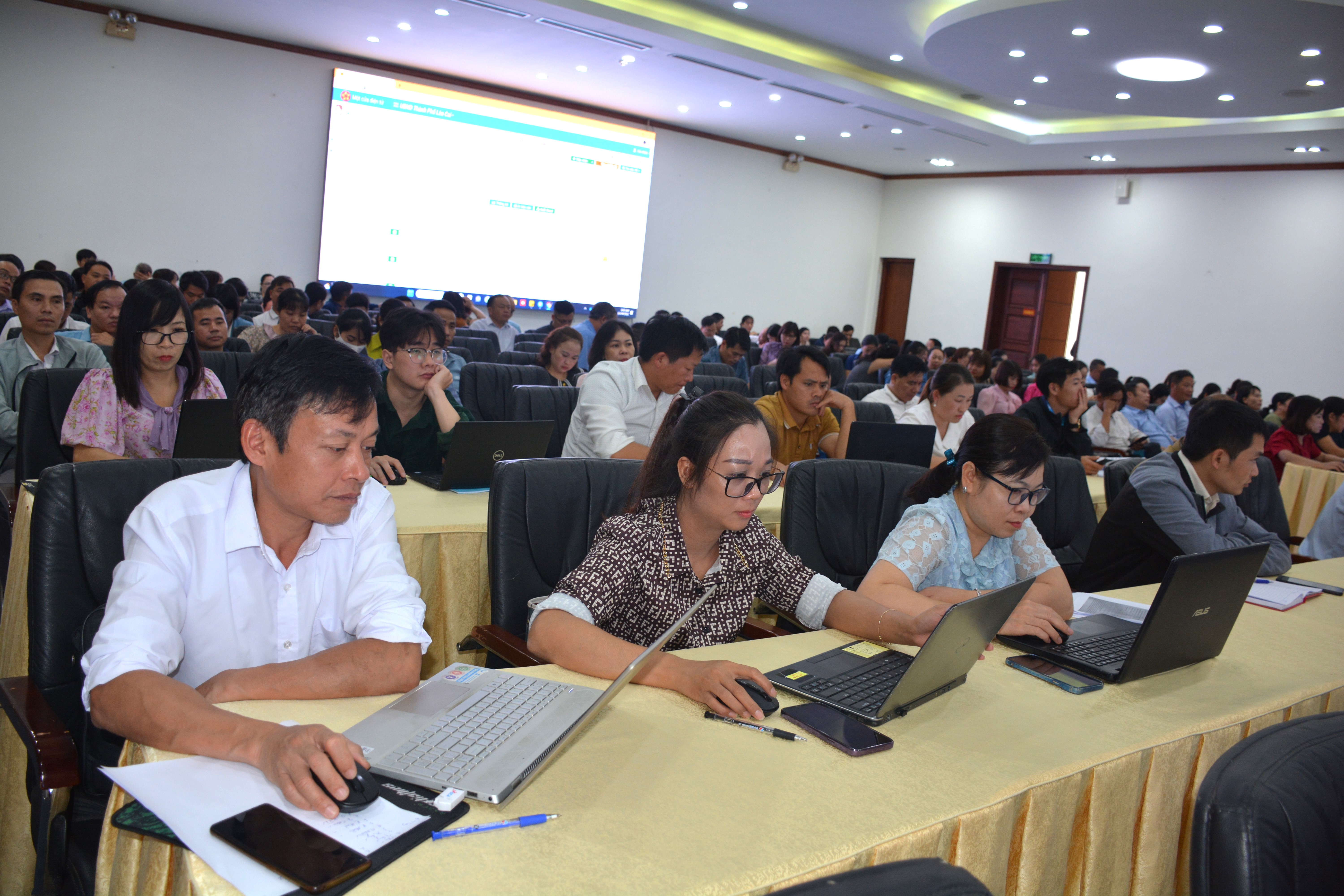 Các đại biểu dự tập huấn. Các đại biểu được hướng dẫn, nâng cao kỹ năng nghiệp vụ..JPG