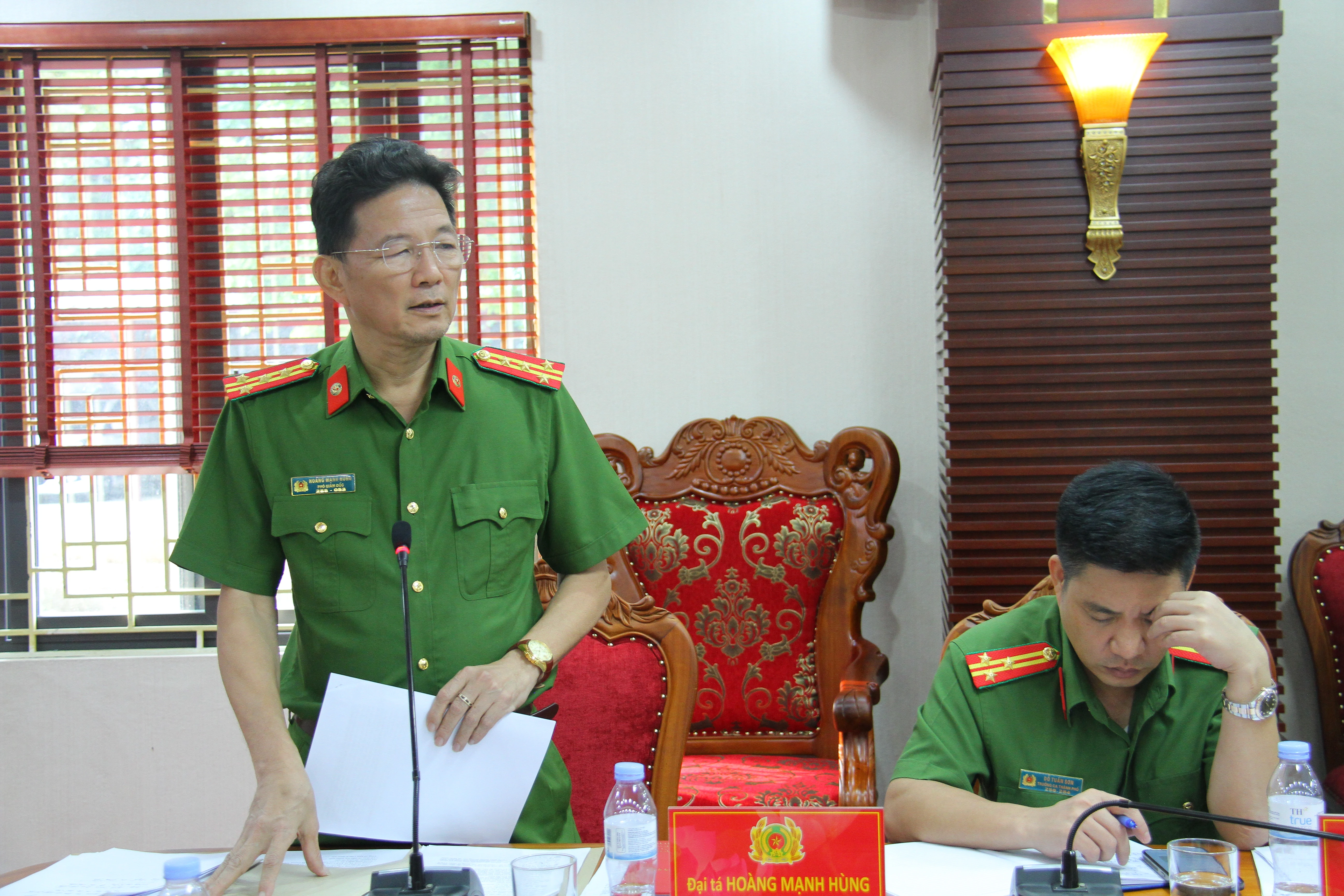 Đồng chí Đại tá Hoàng Mạnh Hùng, Phó Giám đốc Công an tỉnh phát biểu tại Hội nghị.JPG