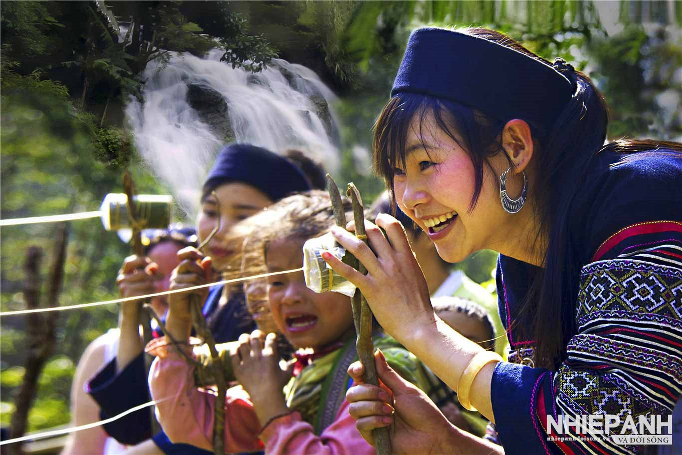 Tác phẩm "Trò hát ống" của tác giả Nguyễn Thiện Hùng. Trò hát ông s- NT Hung f.jpg