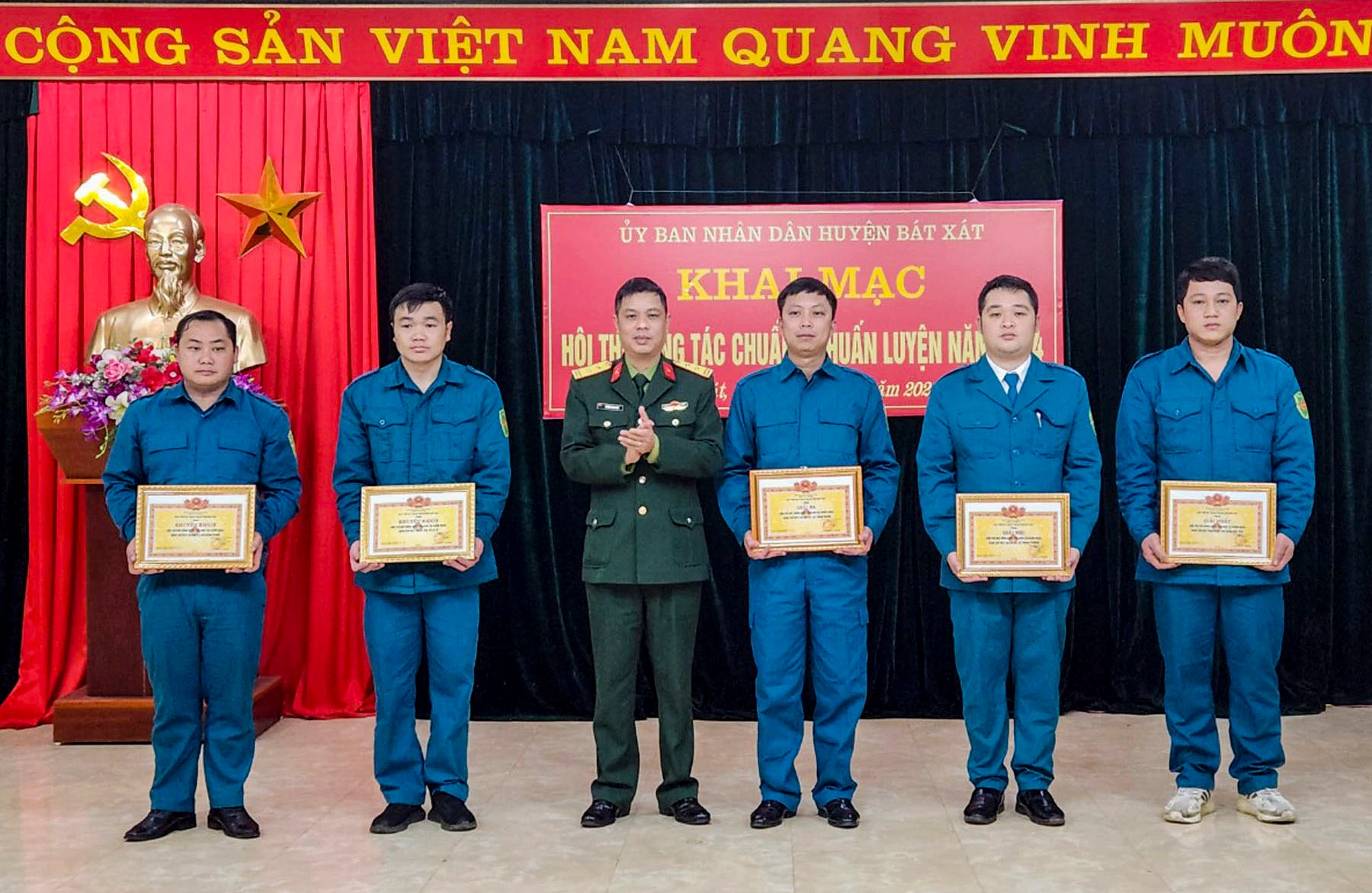 Trao giải cho các đơn vị.