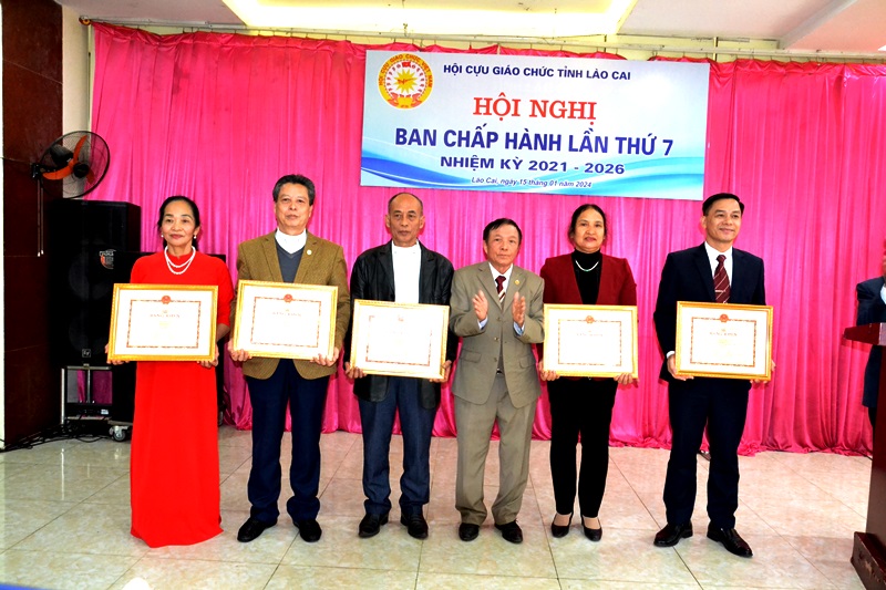 Lãnh đạo Hội Cựu giáo chức tỉnh Lào Cai trao Bằng khen của Trung ương Hội Cựu giáo chức Việt Nam cho các tập thể và cá nhân có thành tích xuất sắc trong công tác hội năm 2023. 2-4711.jpg
