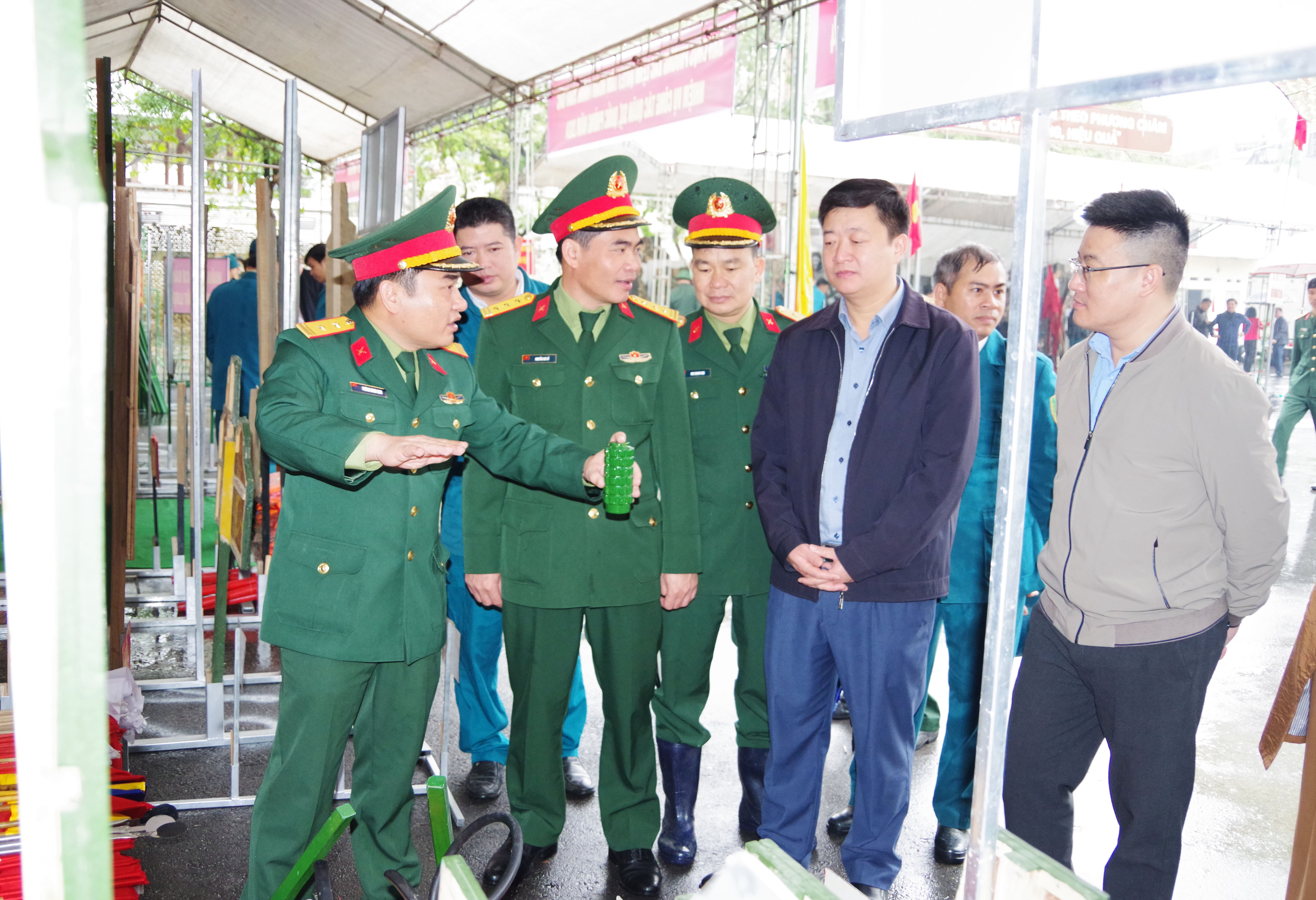Các đại biểu tham quan trưng bày mô hình, học cụ huấn luyện. 2-9583.jpg