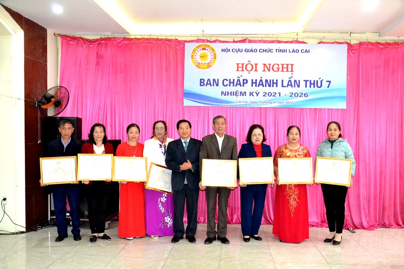 Trao Giấy khen cho các cá nhân có thành tích xuất sắc năm 2023. 4-7076.jpg