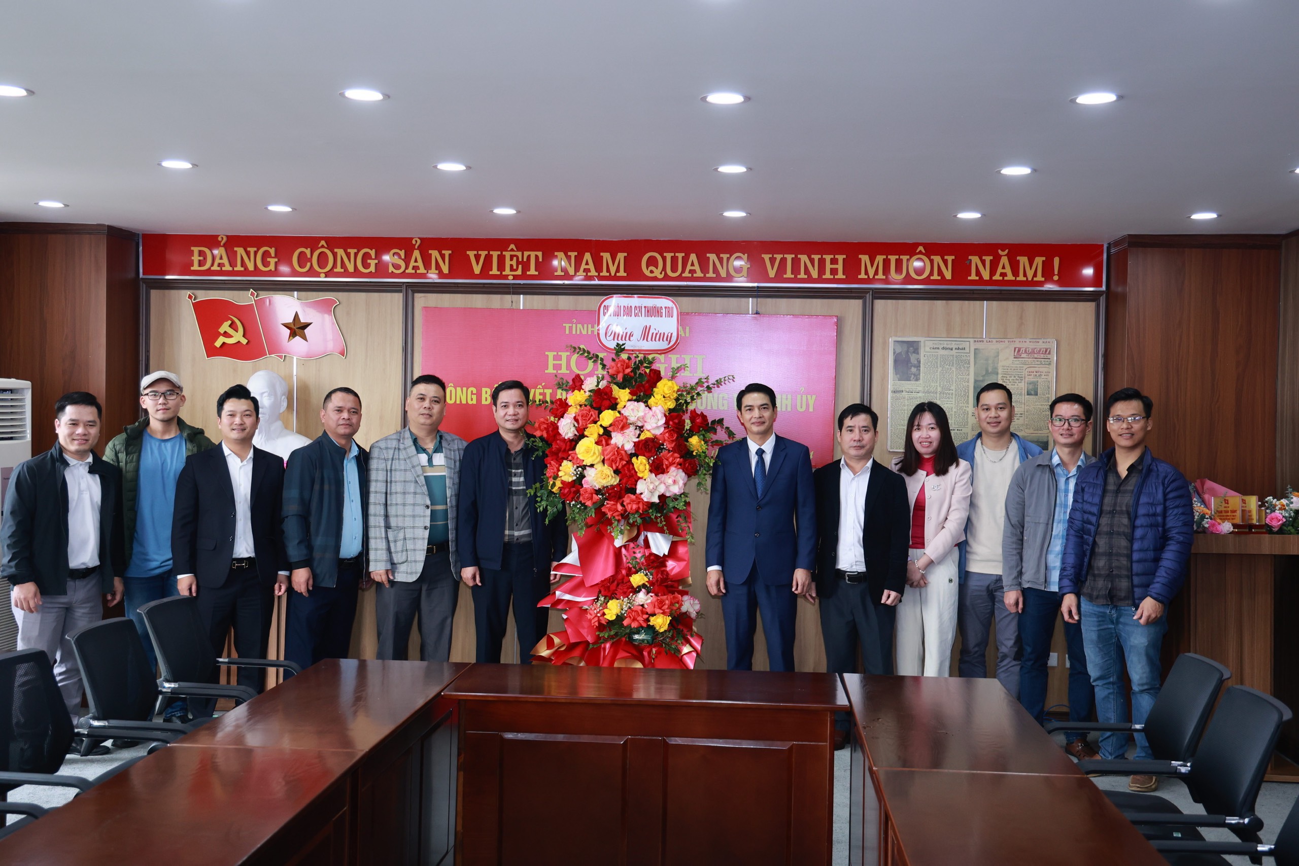Đại diện các cơ quan báo chí thường trú tại Lào Cai tặng hoa chúc mừng tân Tổng Biên tập Báo Lào Cai. Ảnh: Ngọc Bằng co-quan-bao-chi-thuong-tru-8502.jpg