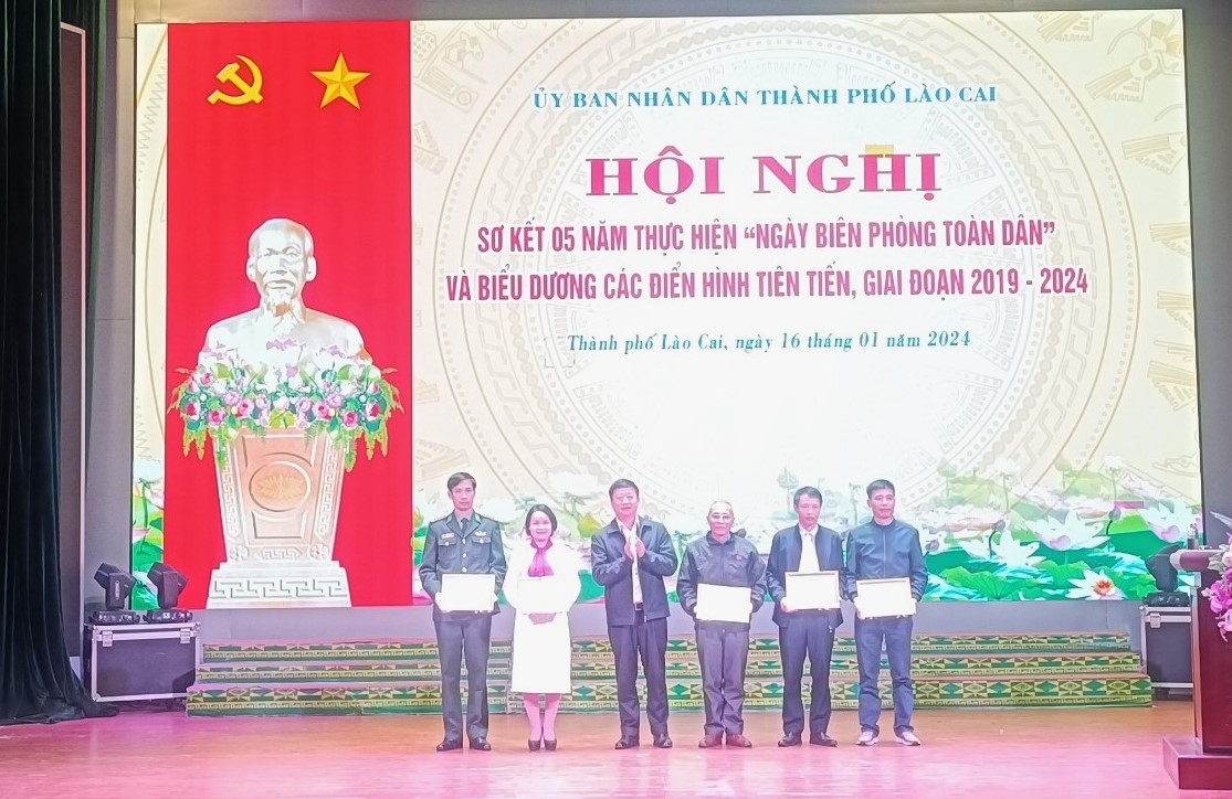 Khen thưởng các tập thể điển hình. khenthuongtapthe-2390.jpg