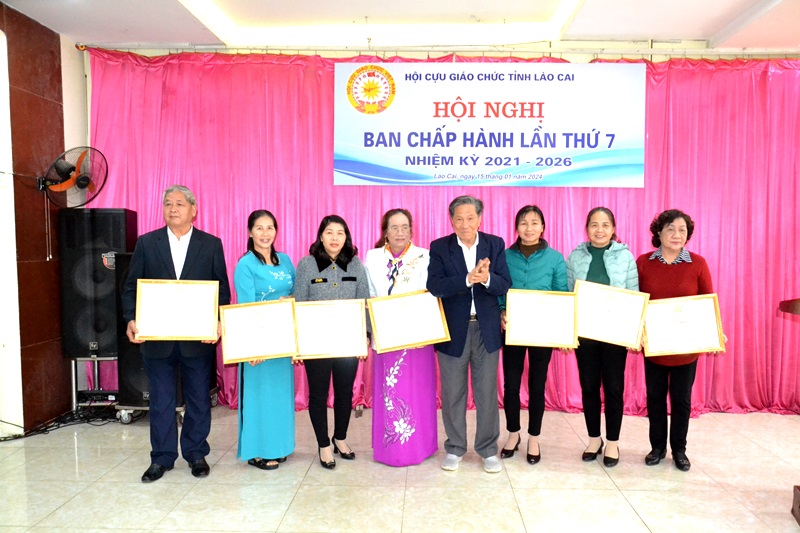 Trao Giấy khen cho các tập thể có thành tích xuất sắc năm 2023. 3-9394.jpg