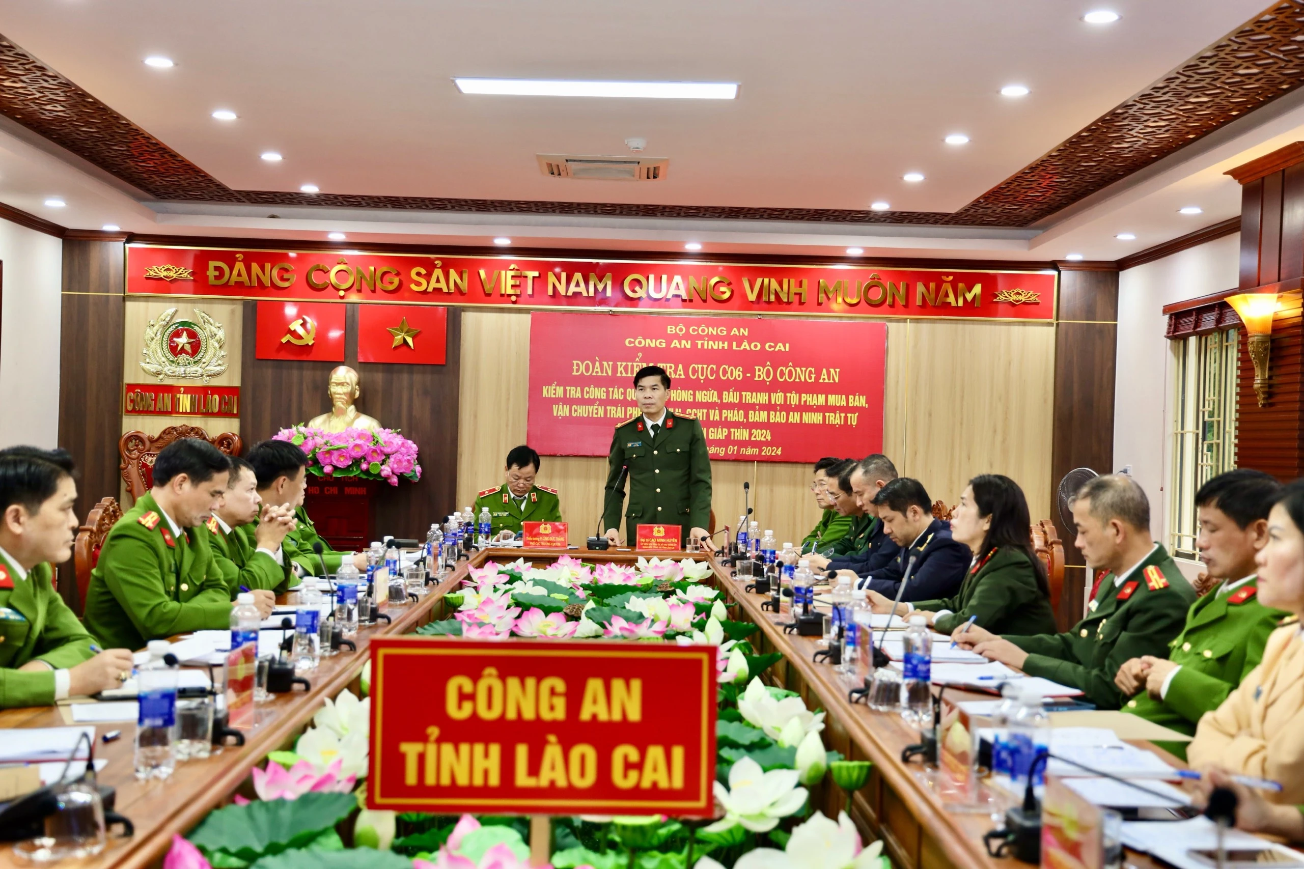 Đại tá Cao Minh Huyền, Giám đốc Công an tỉnh báo cáo tình hình công tác với đoàn kiểm tra.