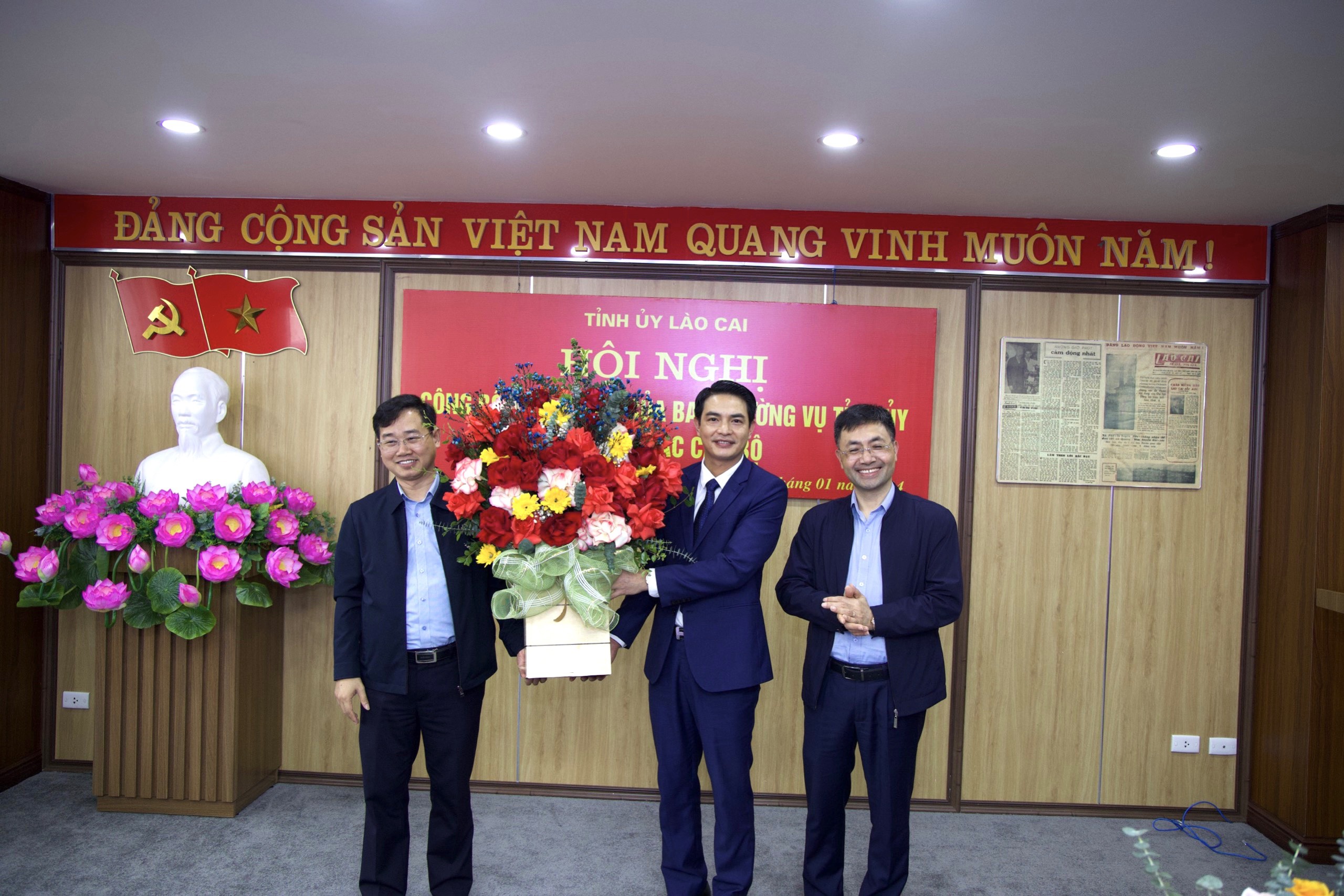 Lãnh đạo huyện Bắc Hà tặng hoa chúc mừng đồng chí Nguyễn Thành Nam. Ảnh: Ngọc Bằng bac-ha-9936.jpg