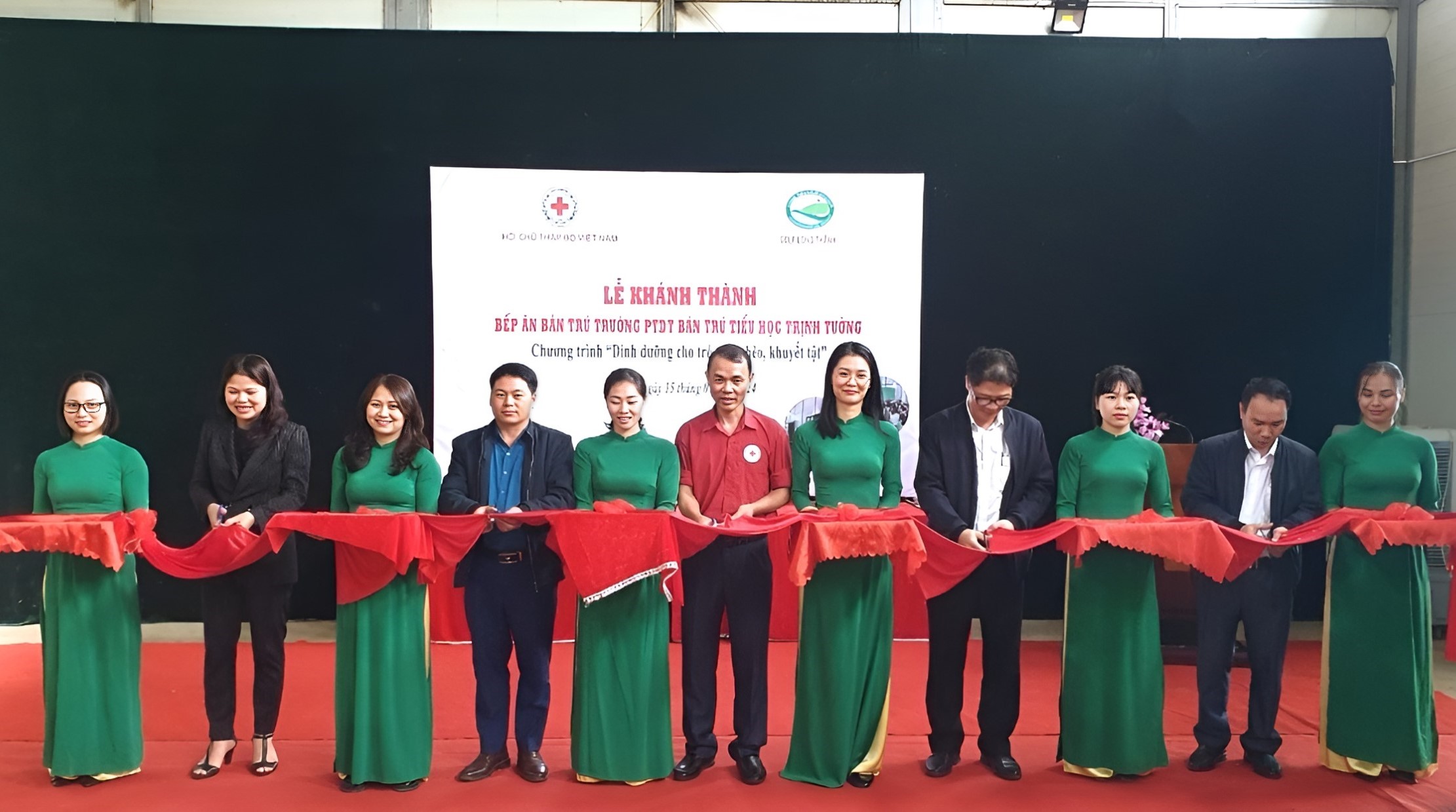 Các đại biểu cắt băng khánh thành công trình bếp nấu ăn tại Trường PTDT bán trú Tiểu học Trịnh Tường. 1-2128.jpg