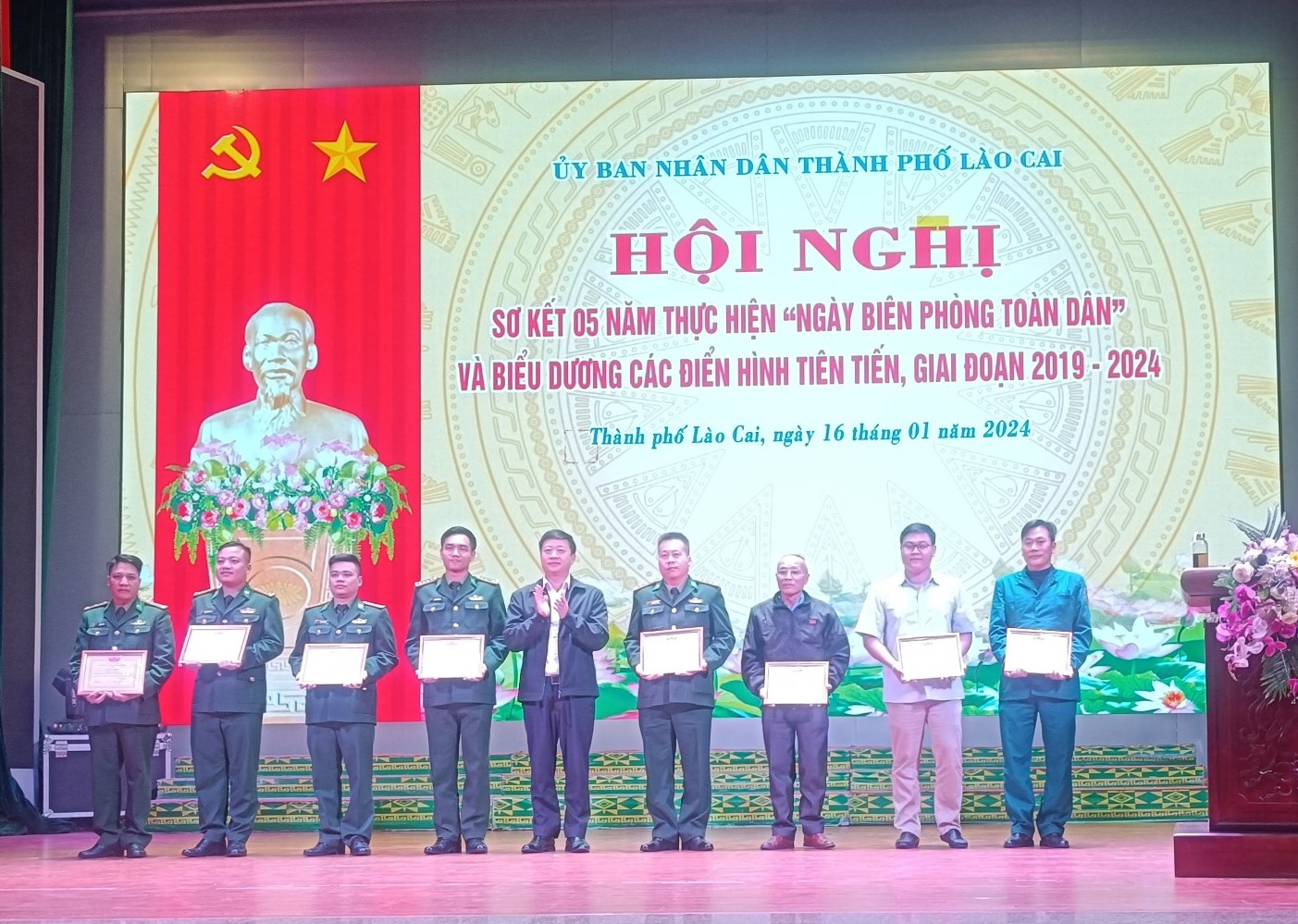 Biểu dương các cá nhân có thành tích xuất sắc trong 5 năm thực hiện "Ngày Biên phòng toàn dân". khenthuongcanhan-2127.jpg