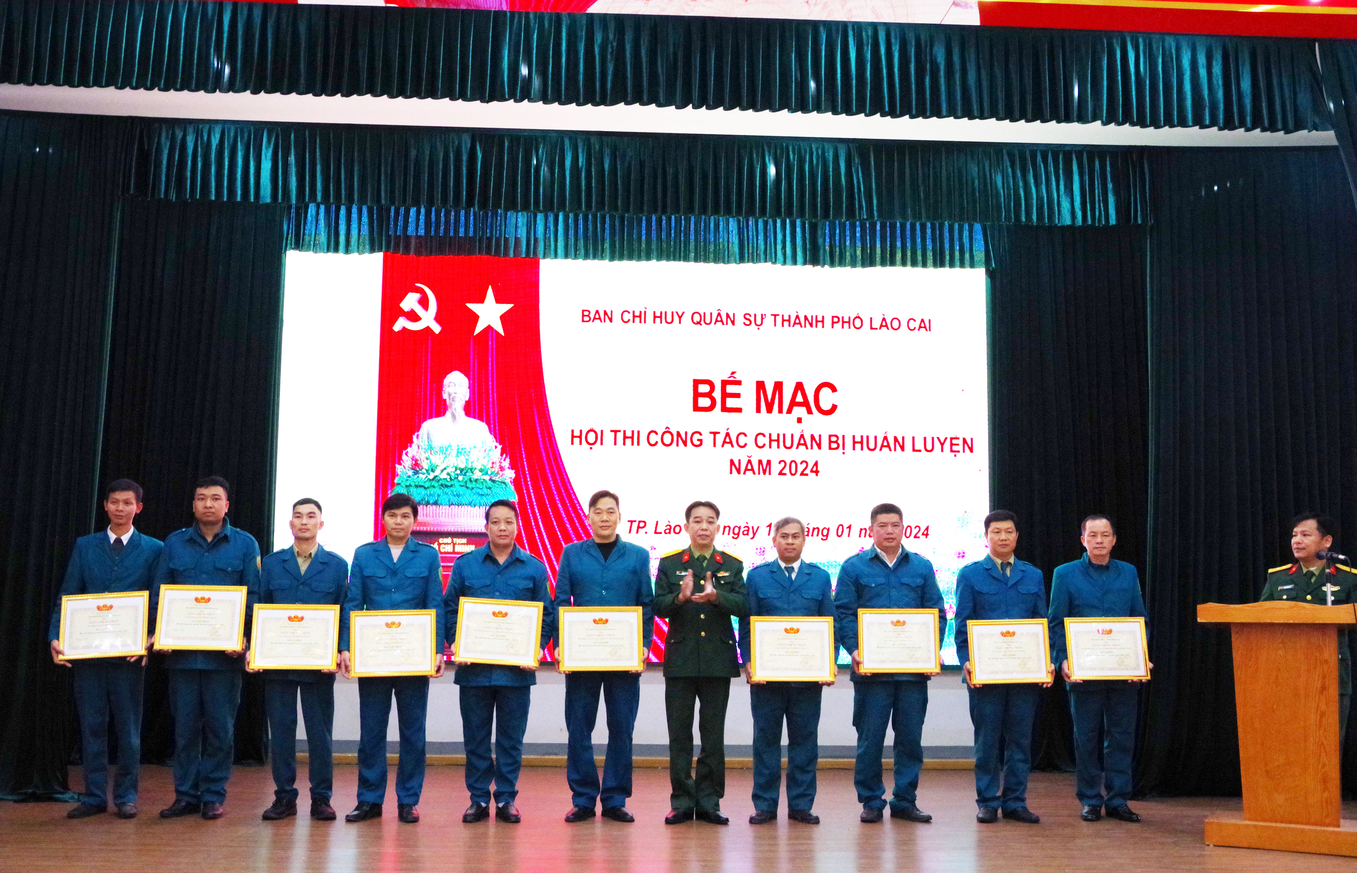 Trao giải cho khối đơn vị xã, phường tham gia Hội thi công tác chuẩn bị huấn luyện năm 2024. 1-3865.jpg