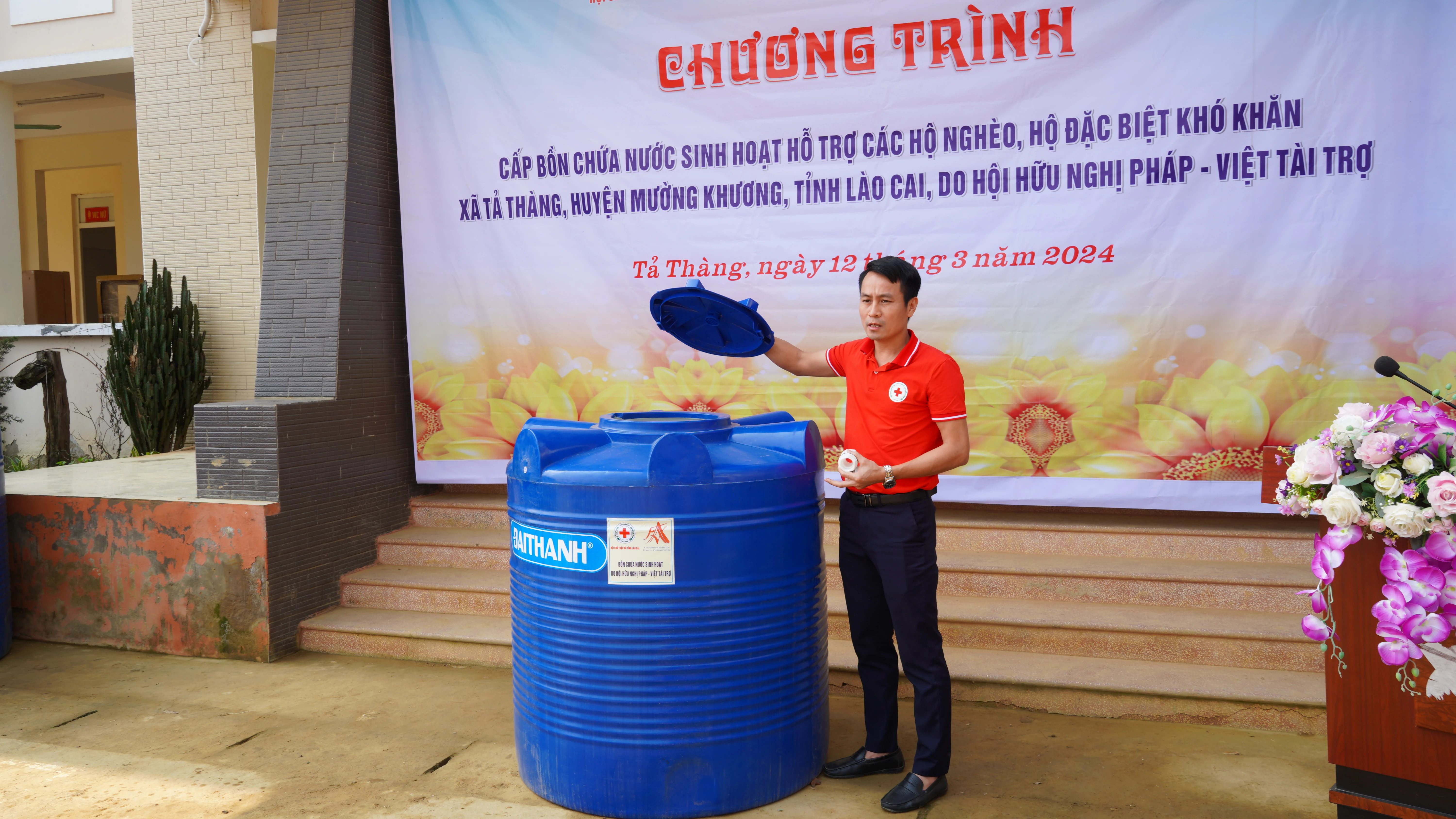 Cán bộ Hội Chữ Thập đỏ tỉnh Lào Cai hướng dẫn người dân lắp đặt, sử dụng bồn chứa nước.JPG