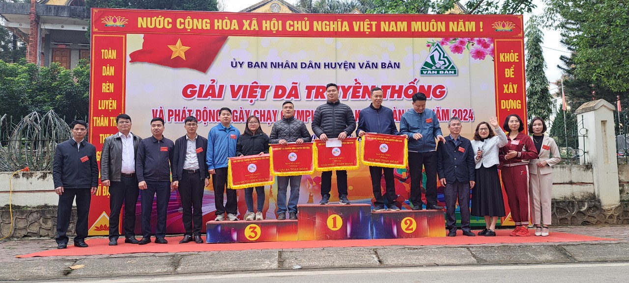 Trao giải toàn đoàn và giải cá nhân. z5235138925876_e97cbe060fe75b8144e6048f9387077f.jpg