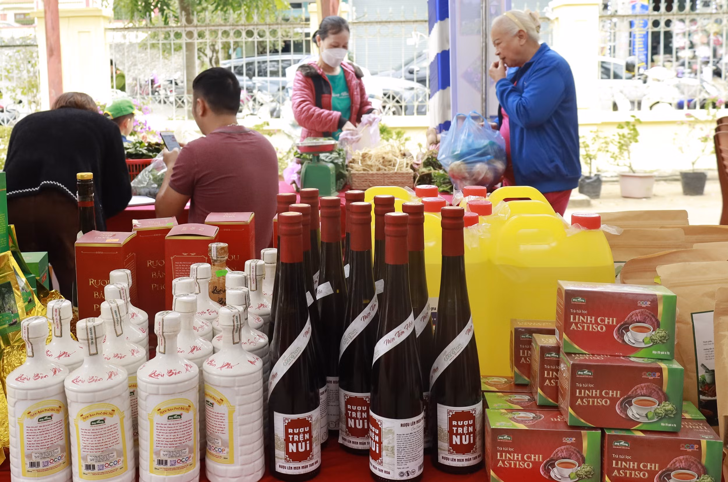 Sản phẩm sản xuất trong tỉnh thường xuyên được các cấp, ngành quảng bá (3).JPG