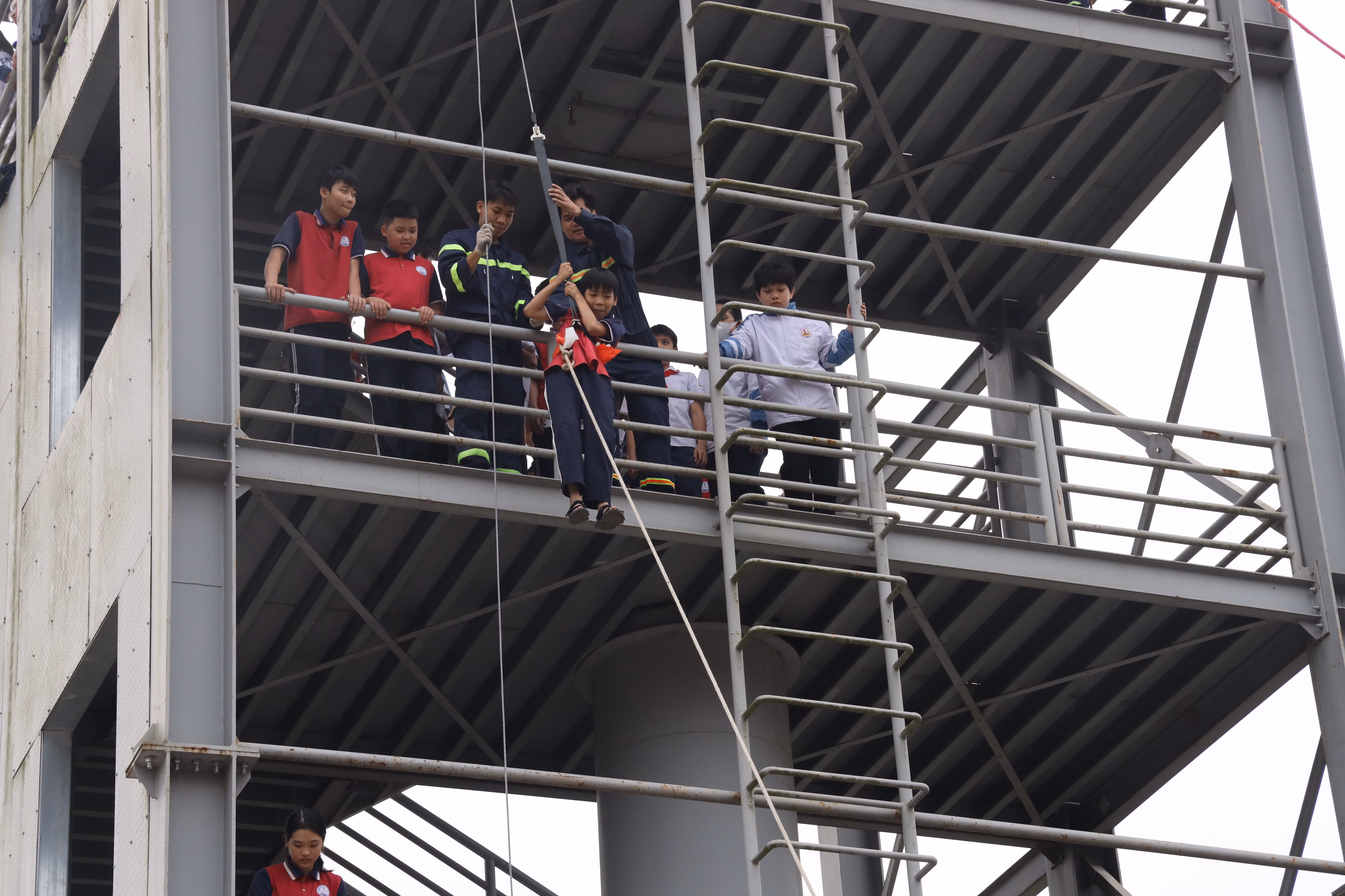 Thực hành các phương pháp thoát nạn khi có chảy nổ.JPG