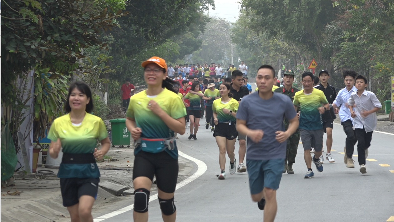 Hơn 500 cán bộ, công chức, viên chức, học sinh, giáo viên và người dân địa phương tham gia chạy hơn 3 km. Hơn 500 vận động viên tham gia chạy olympic.jpg