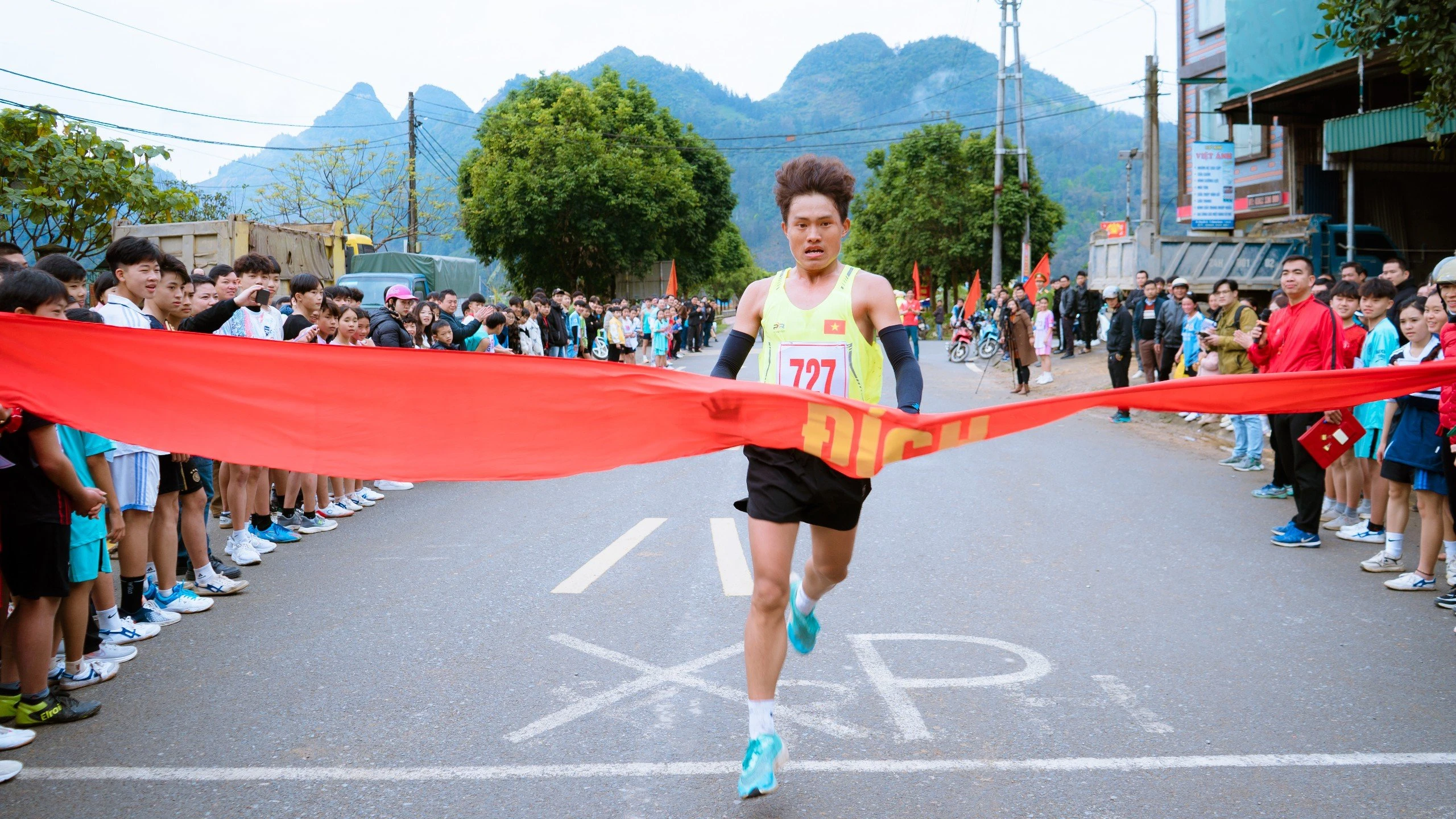 Sùng Páo, vận động viên đoàn xã Cao Sơn về đích nội dung nam chính.