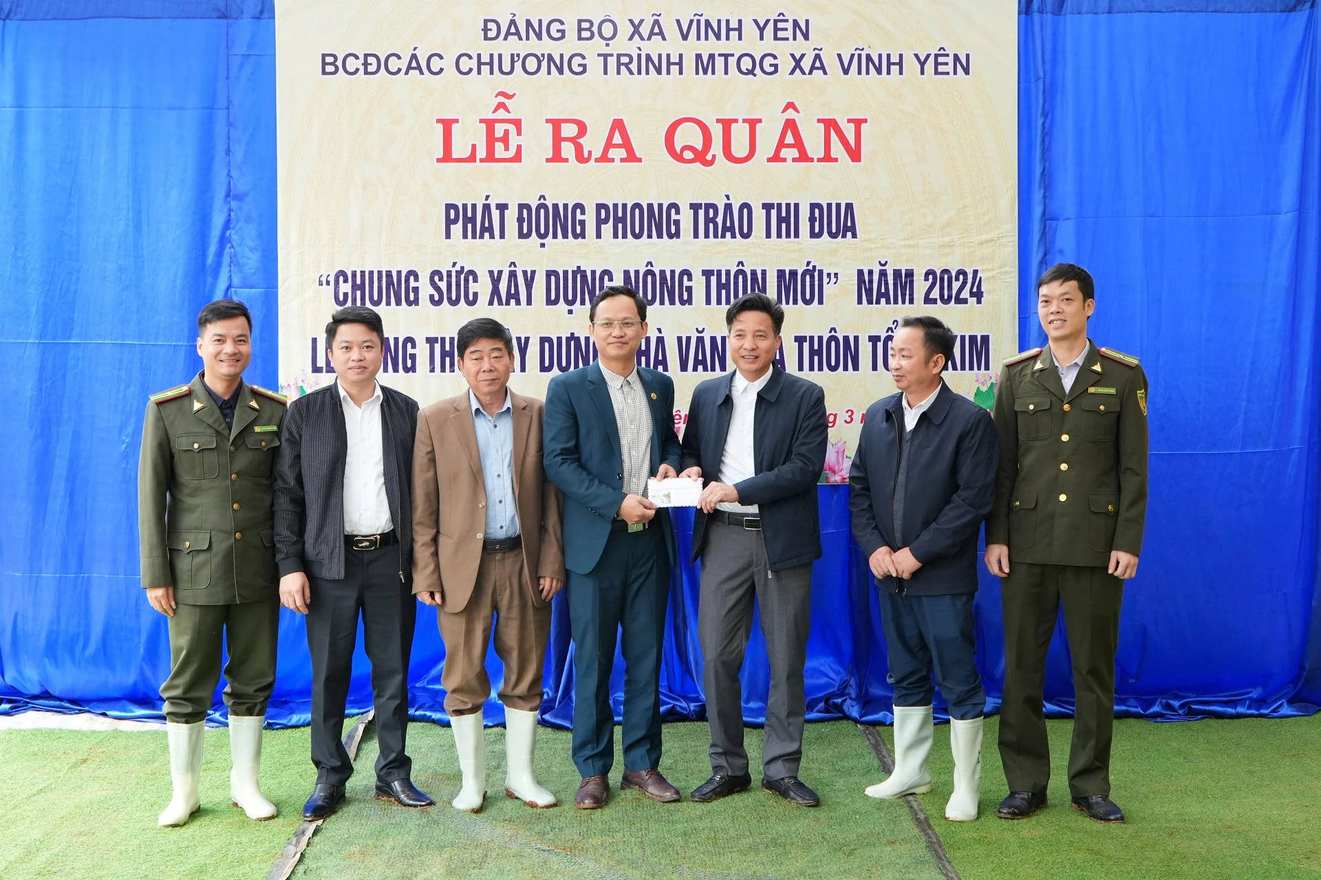 Thành viên ban chỉ đạo xây dựng nông thôn mới huyện phụ trách, giúp đỡ xây dựng nông thôn mới xã Vĩnh Yên trao hỗ trợ cho xã..JPG