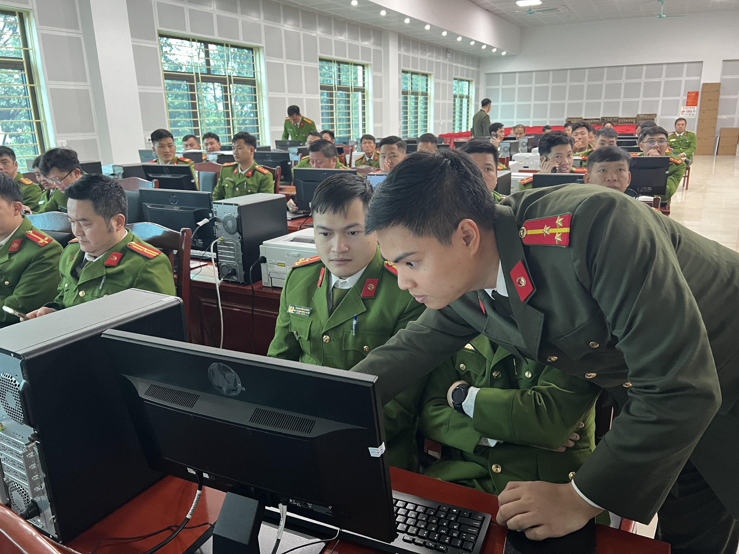 Các học viên được tập huấn các phần mềm phục vụ điều tra. Ảnh 4. Thực hành sử dụng phần mềm (2).jpg