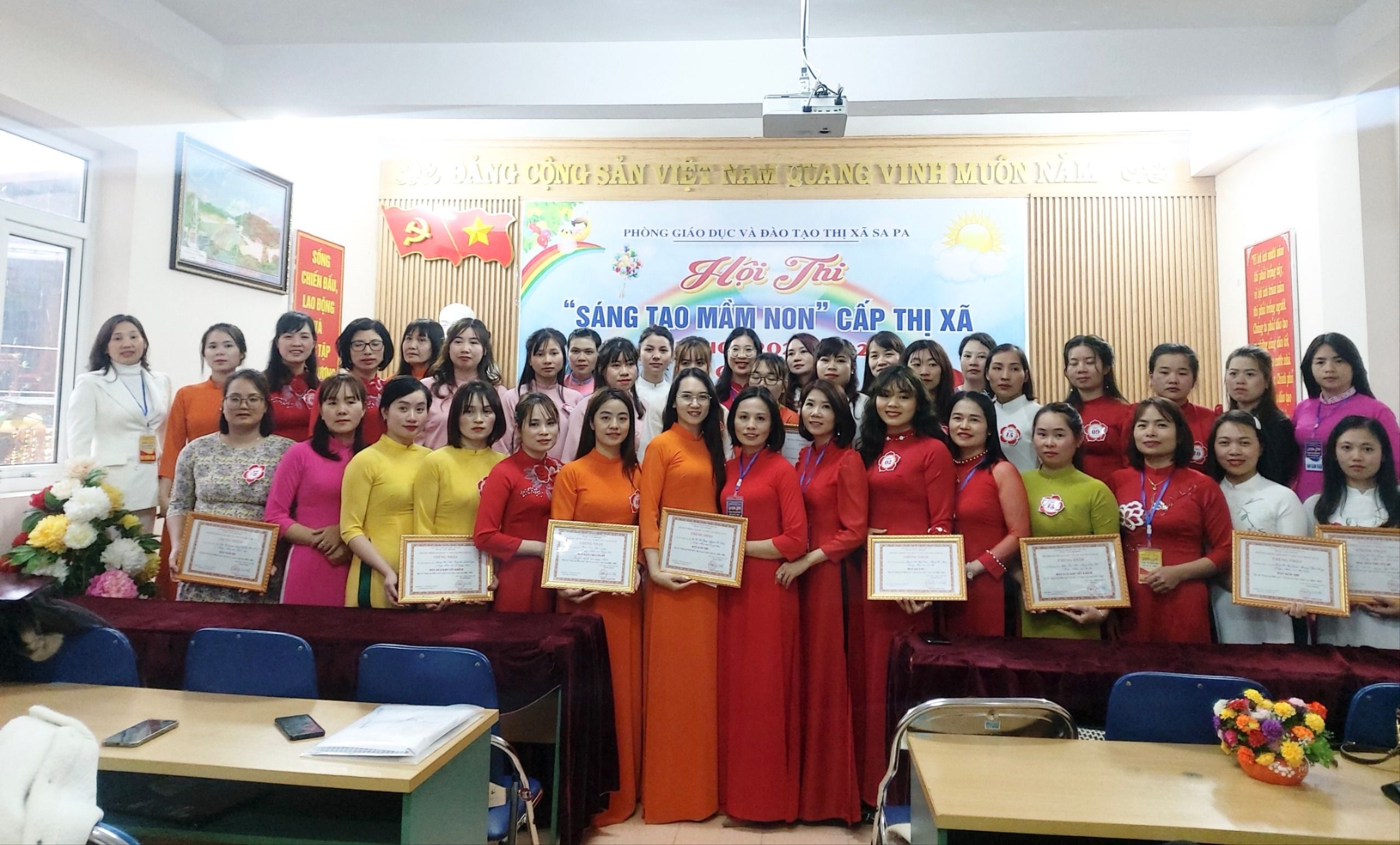 Ban tổ chức trao giải cho tác giả/nhóm tác giả đạt giải cao tại hội thi. image_123650291.JPG