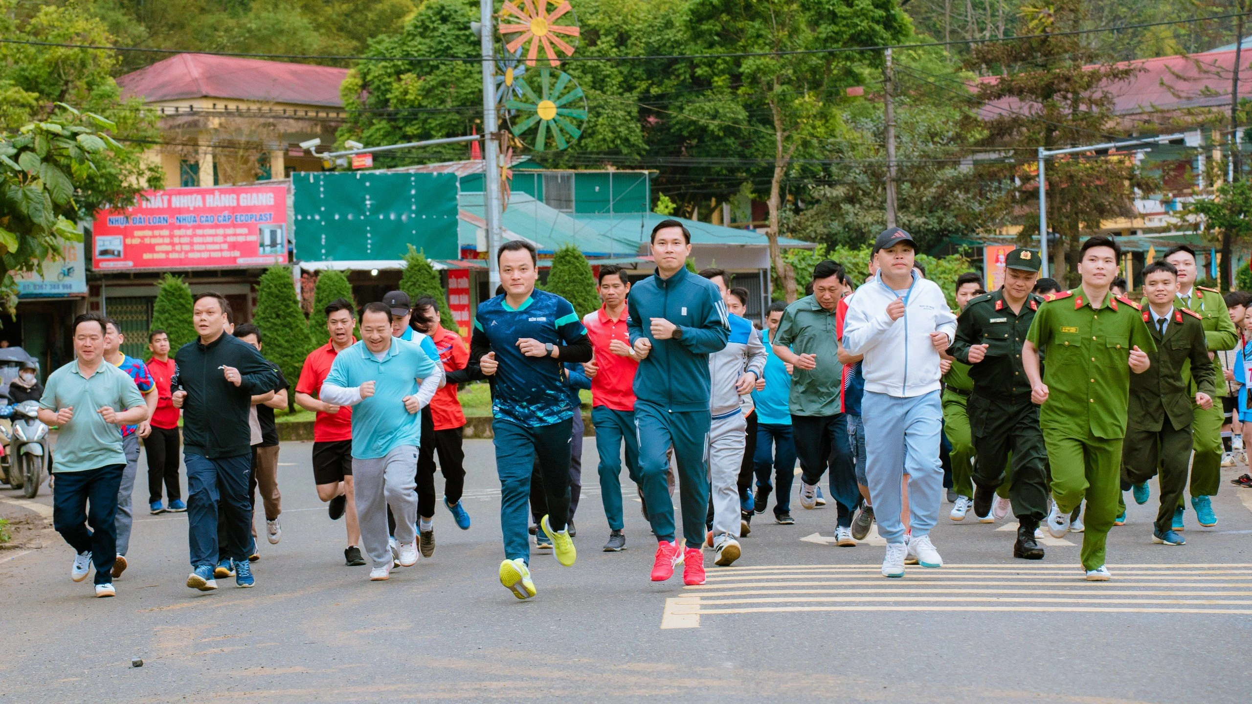 Các đại biểu hưởng ứng "Ngày chạy Olympic vì sức khỏe toàn dân".