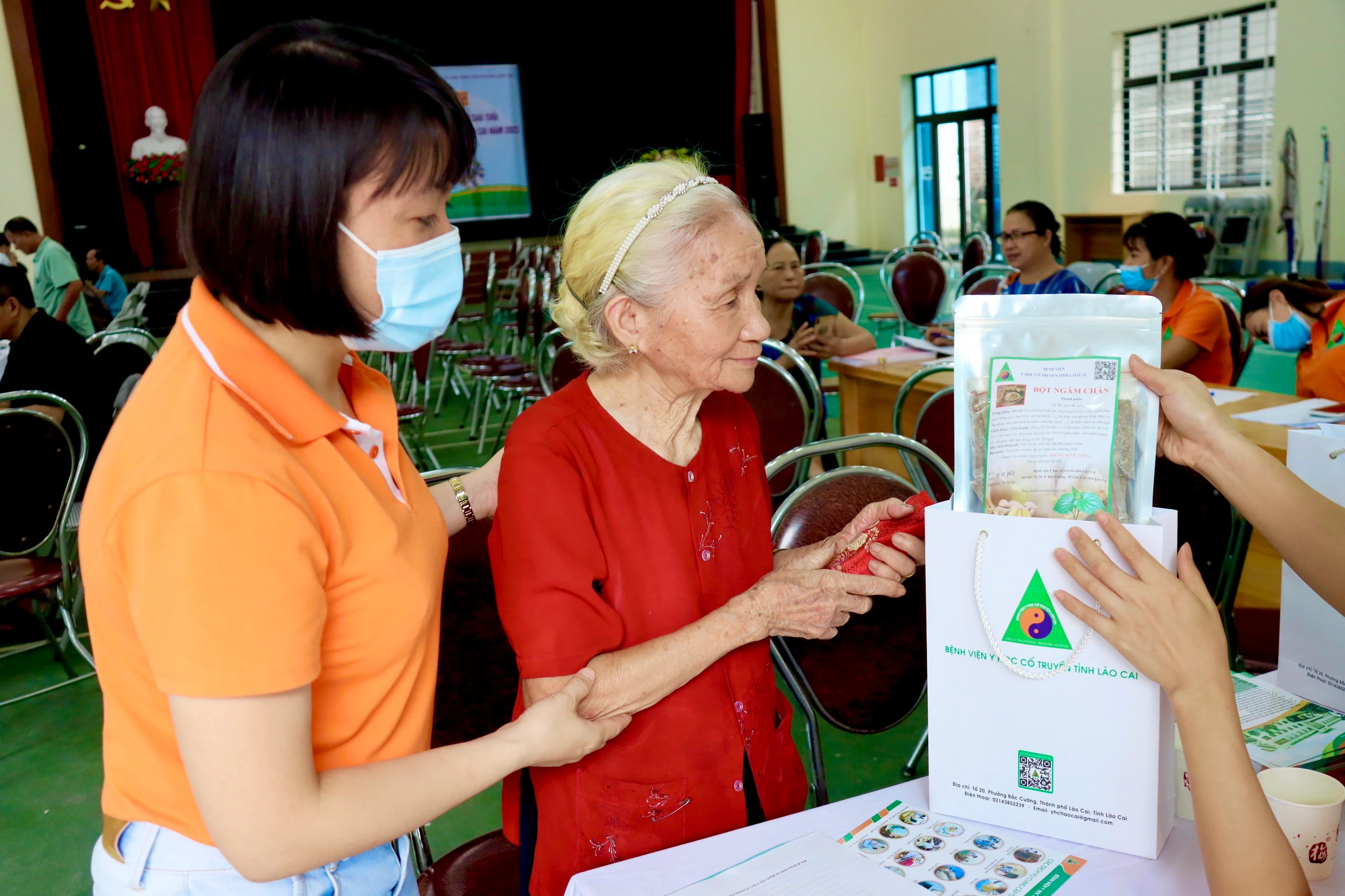 Phát thuốc miễn phí cho người cao tuổi. (ảnh Phương Thảo)..jpg