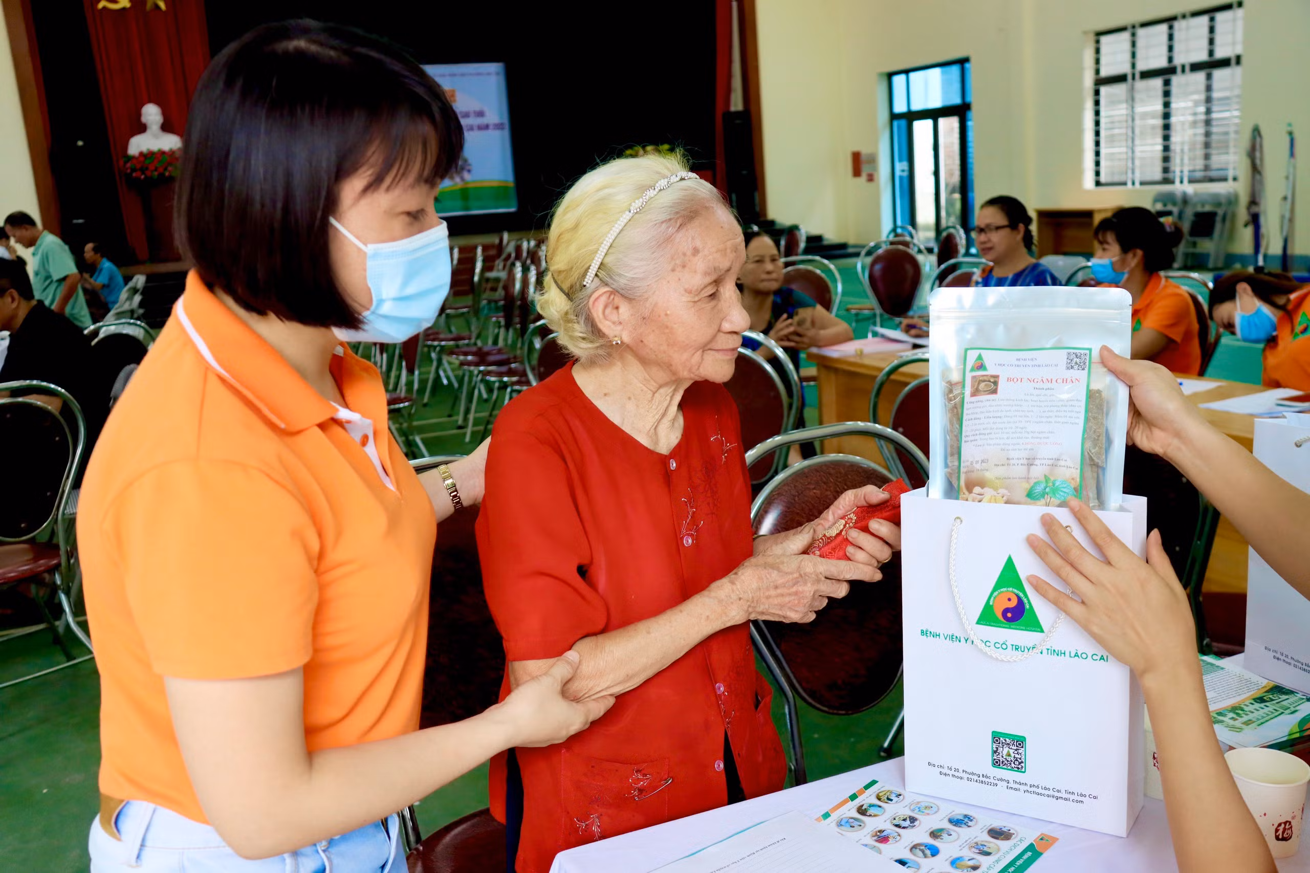 Phát thuốc miễn phí cho người cao tuổi. (ảnh Phương Thảo)..jpg