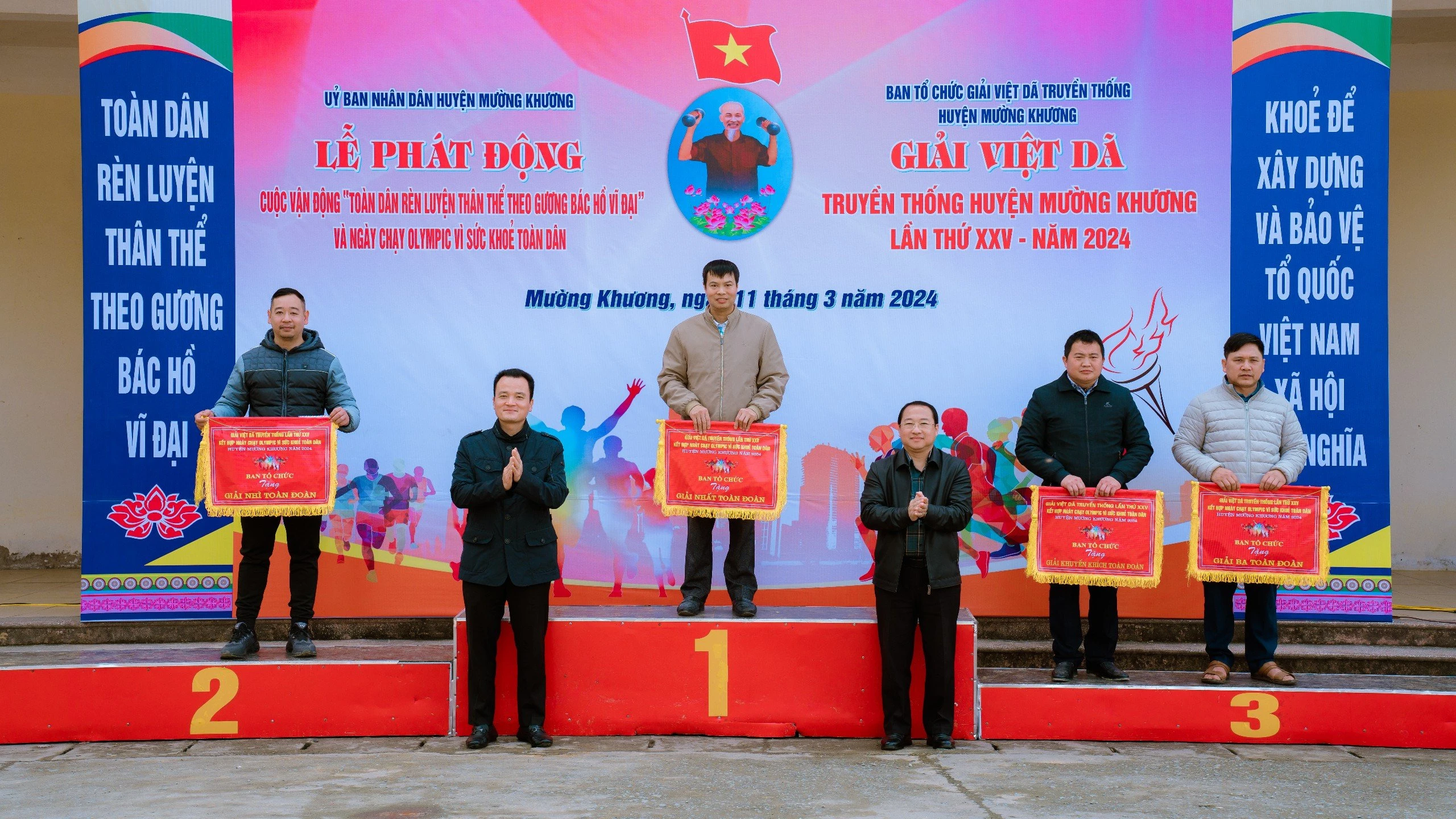 Trao giải toàn đoàn.