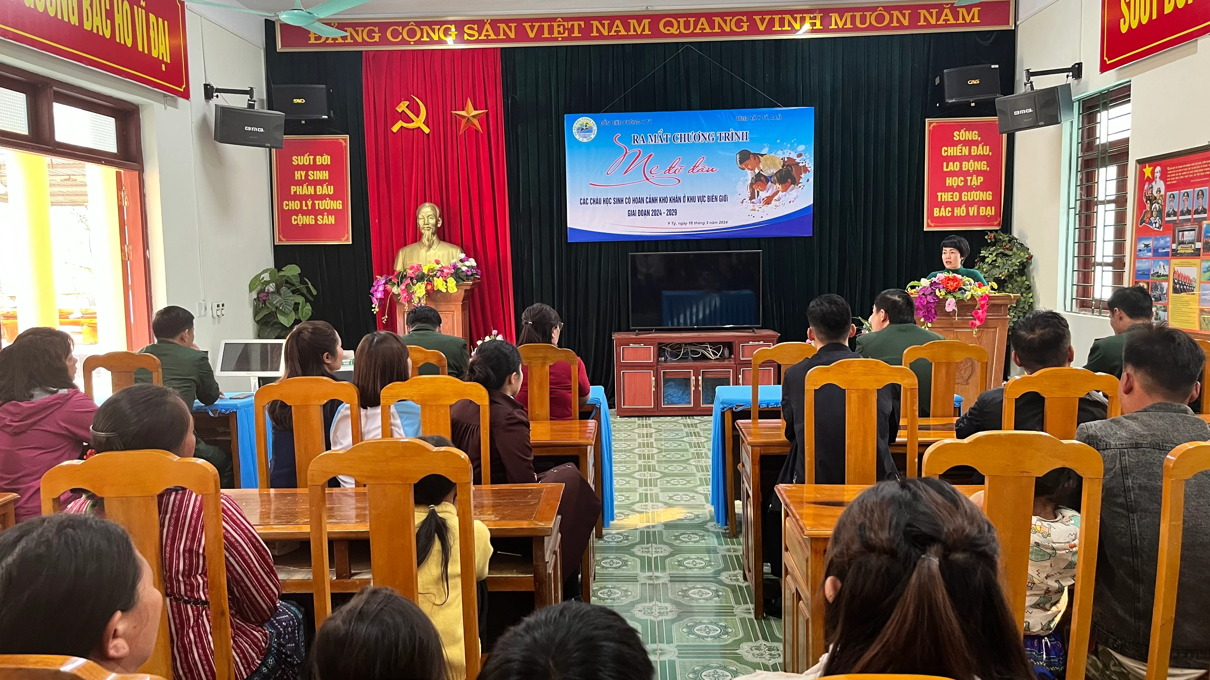 Quang cảnh buổi ra mắt Mô hình Mẹ đỡ đầu cho trẻ em nghèo vùng cao biên giới.jpg