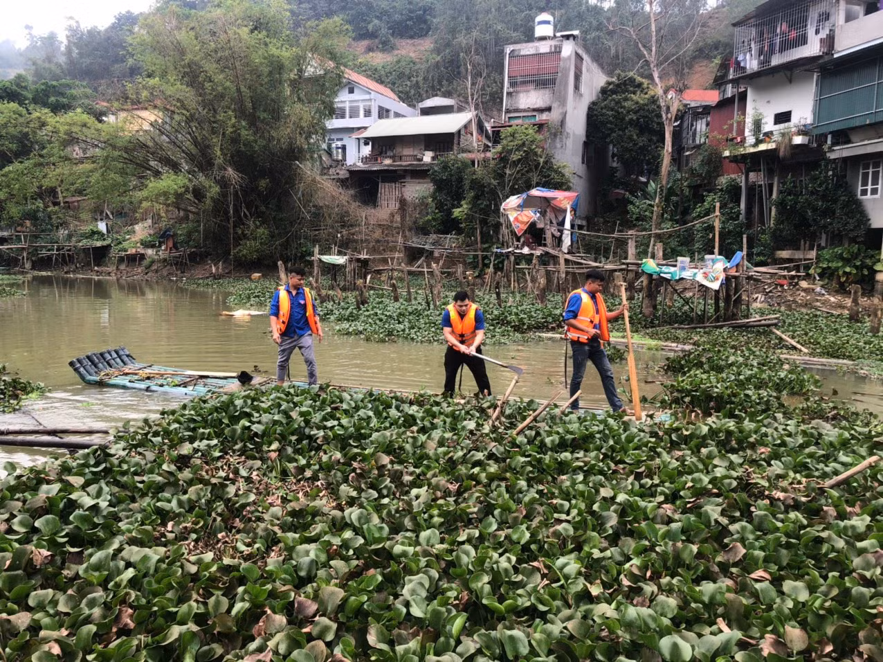 Thu gom và phân loại rác tại lòng suối Giàng, thị trấn Phố Ràng.jpg