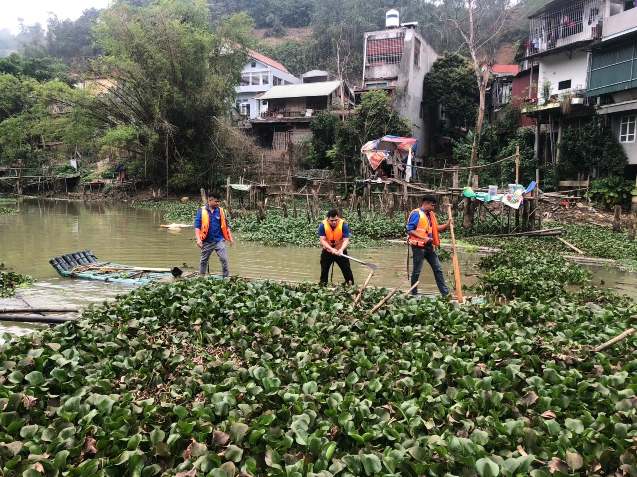 Thu gom và phân loại rác tại lòng suối Giàng, thị trấn Phố Ràng.jpg