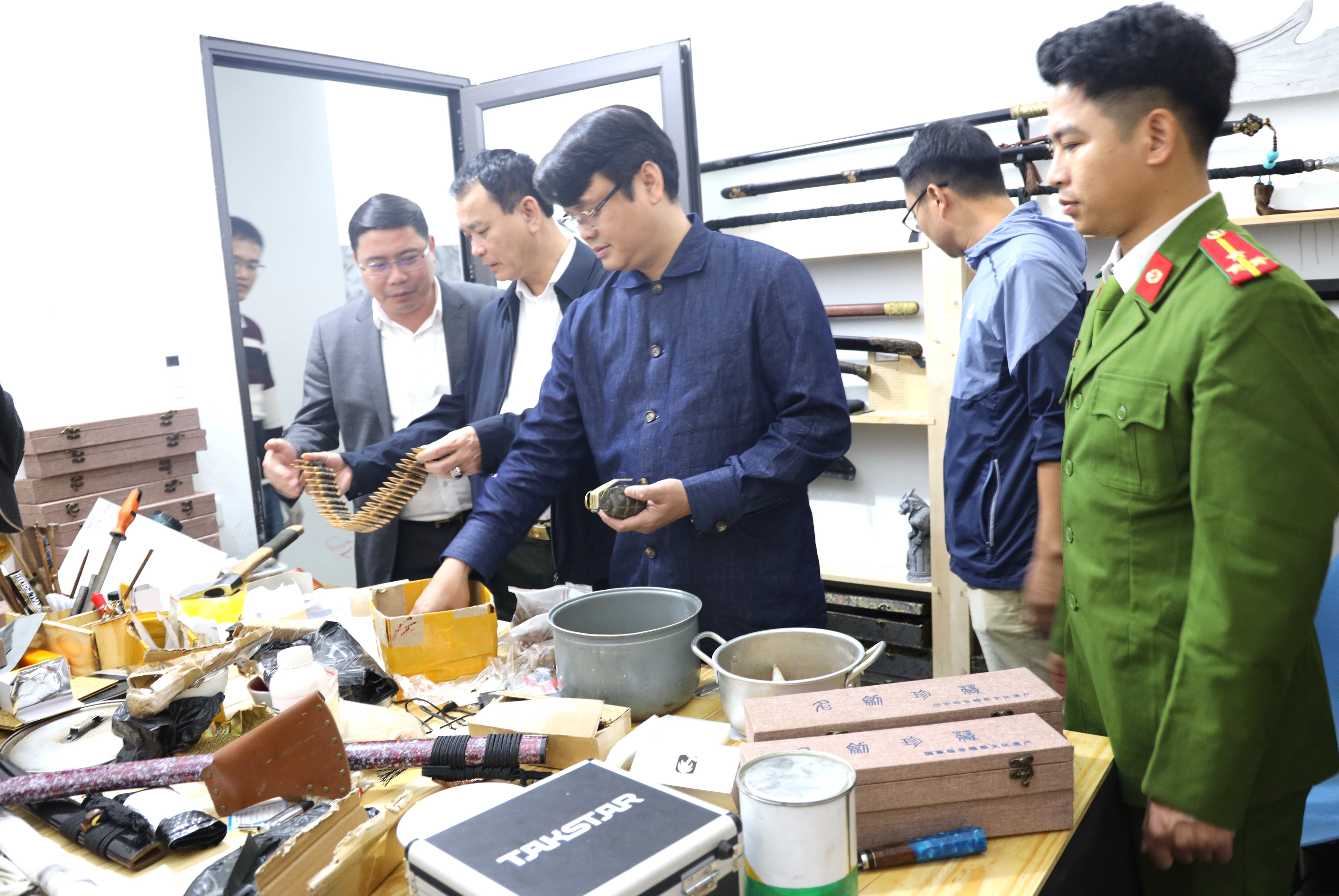 Sầm Văn Công khai nhận đã thực hiện hành vi mua, bán vũ khí, vật liệu nổ qua mạng xã hội. IMGL4324.JPG
