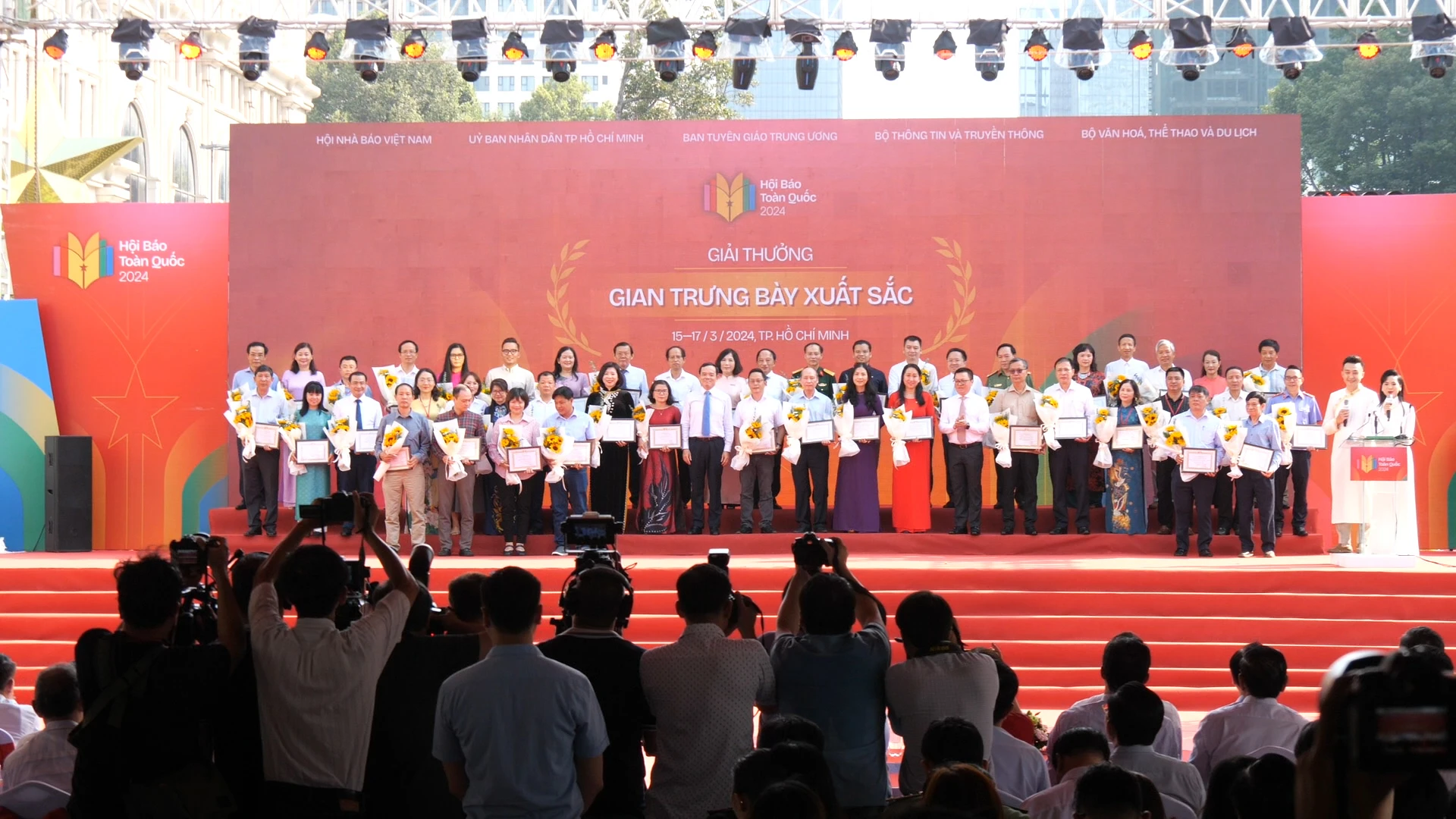 Trao giải thưởng các hạng mục.