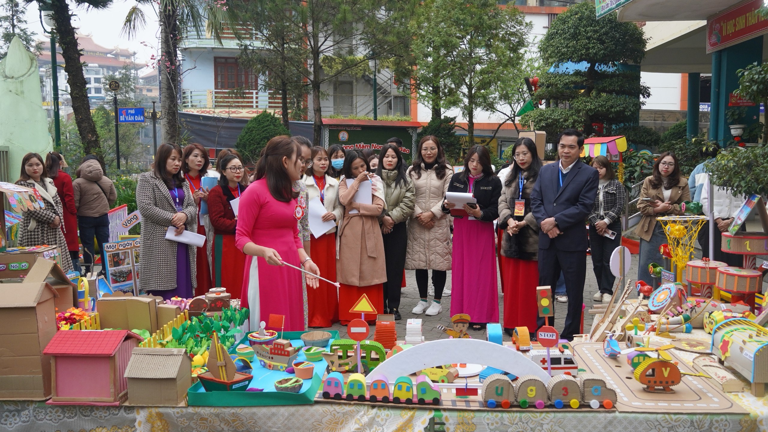 Cô giáo thuyết trình về đồ dùng, đồ chơi dành cho học sinh mầm non. thi mầm non.JPG