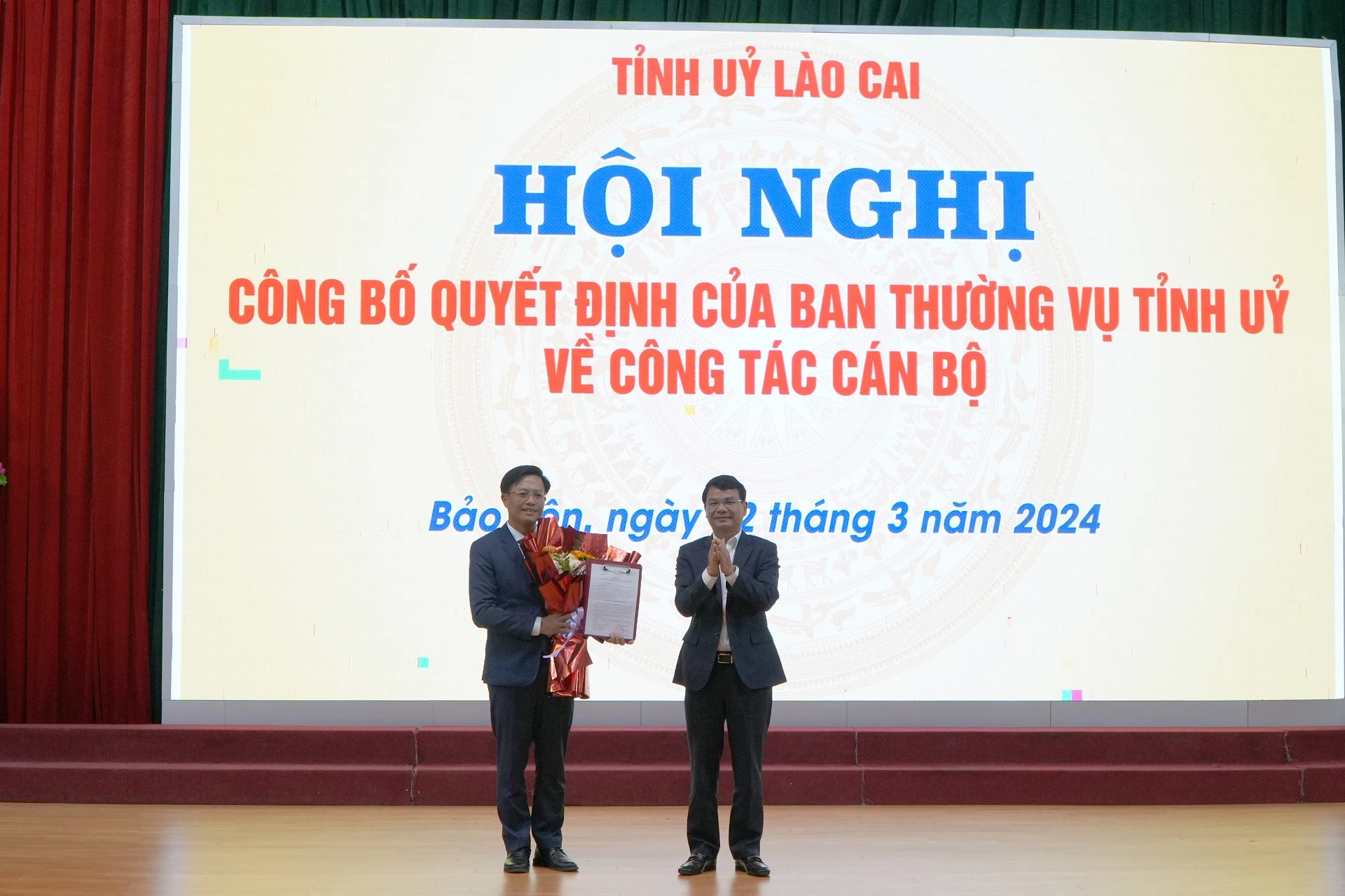 Đồng chí Đặng Xuân Phong - Ủy viên BCH Trung ương Đảng, Bí thư Tỉnh ủy, Trưởng đoàn Đại biểu Quốc hội tỉnh trao Quyết định về công tác cán bộ và tặng hoa chúc mừng đồng chí Hoàng Quốc Bảo..JPG