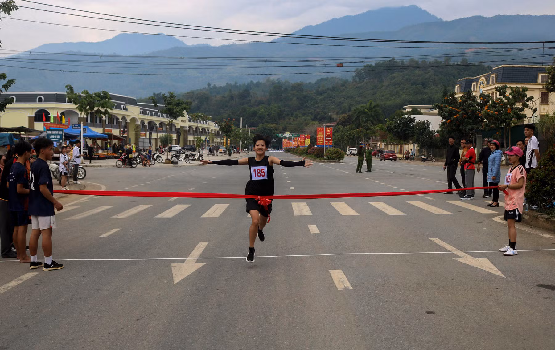 VĐV cán đích đầu tiên nội dung nữ trẻ.jpg