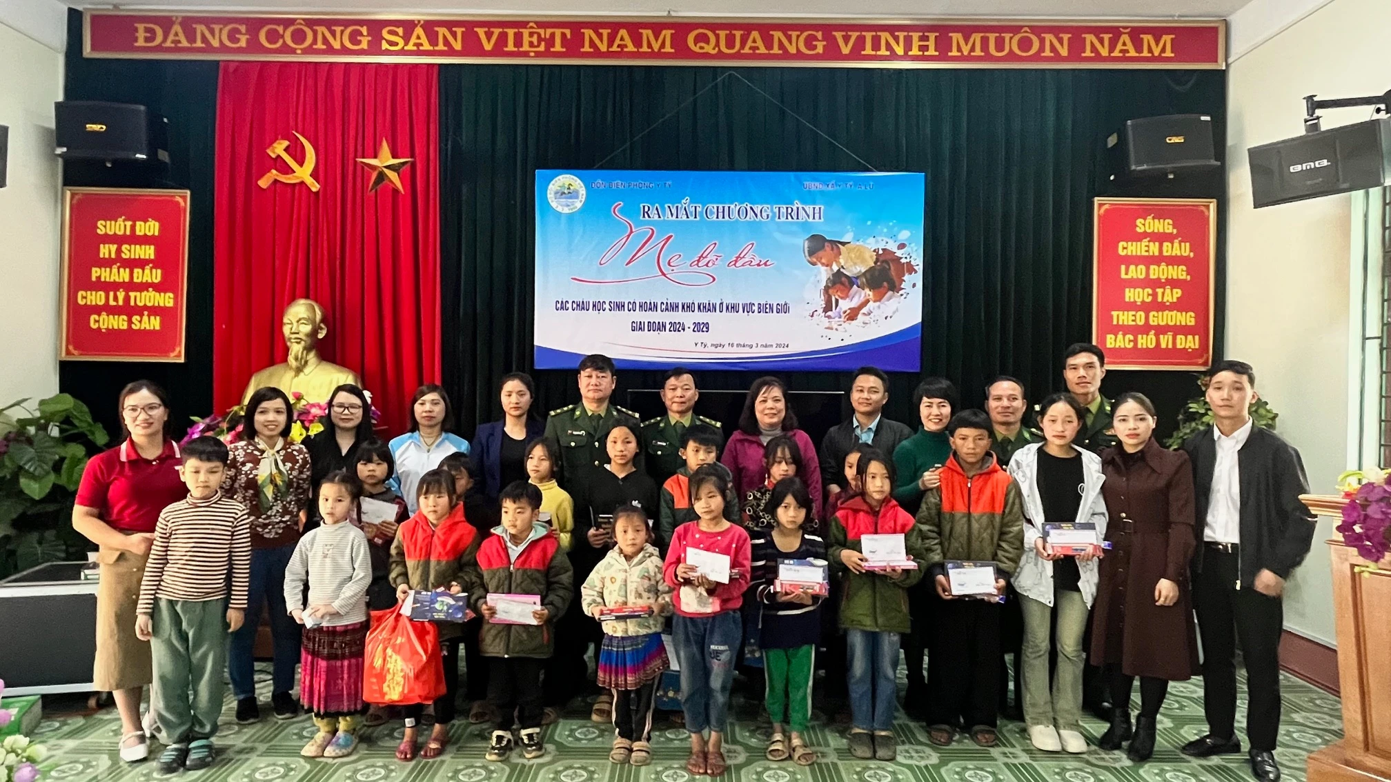 15 trẻ có hoàn cảnh khó khăn và các đại biểu dự buổi ra mắt mô hình.