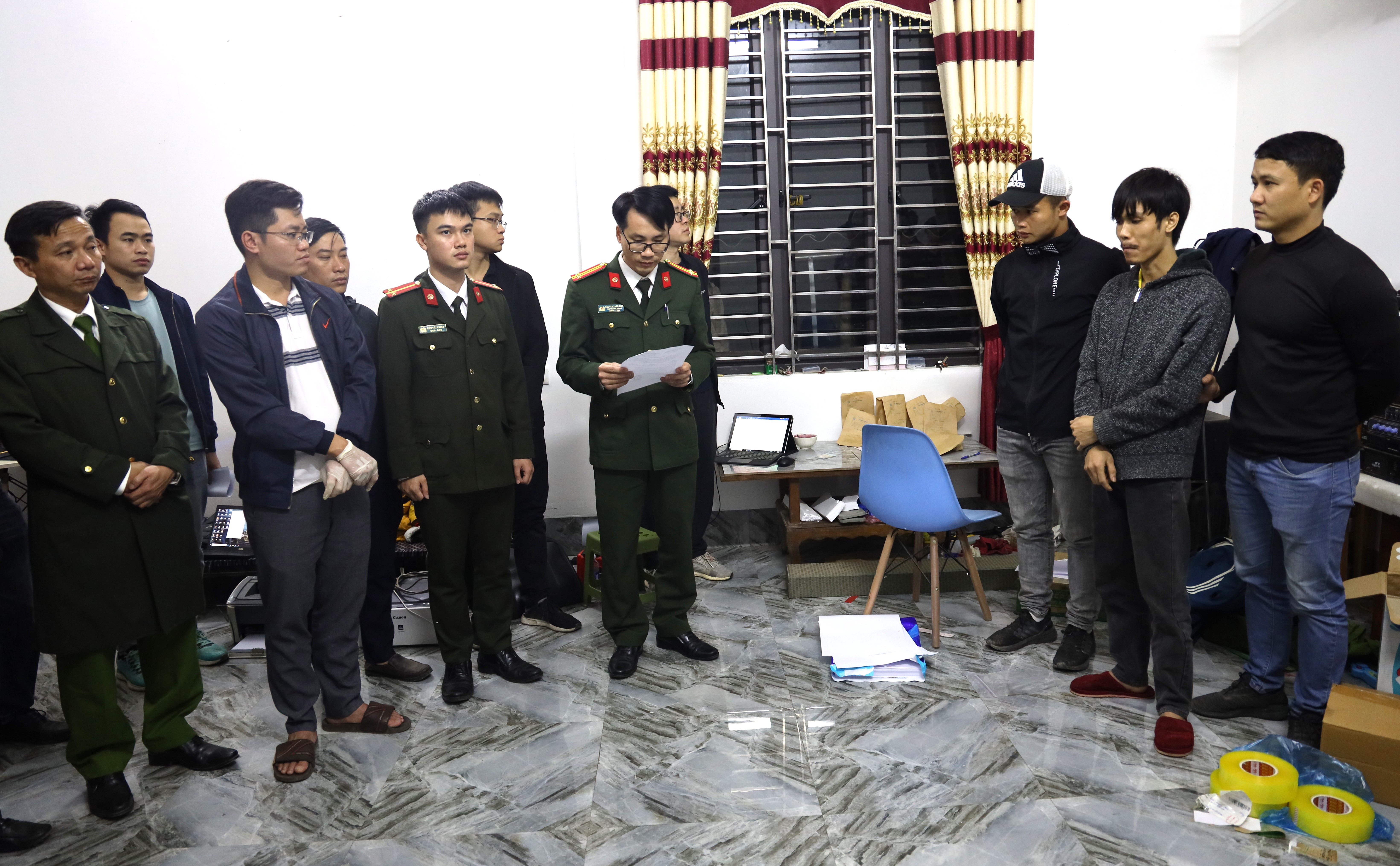 Đối tượng Sầm Văn Công bị bắt quả tang chế tạo, tàng trữ, sử dụng, mua bán trái phép vũ khí quân dụng và tàng trữ trái phép vật liệu nổ. IMGL4296.JPG