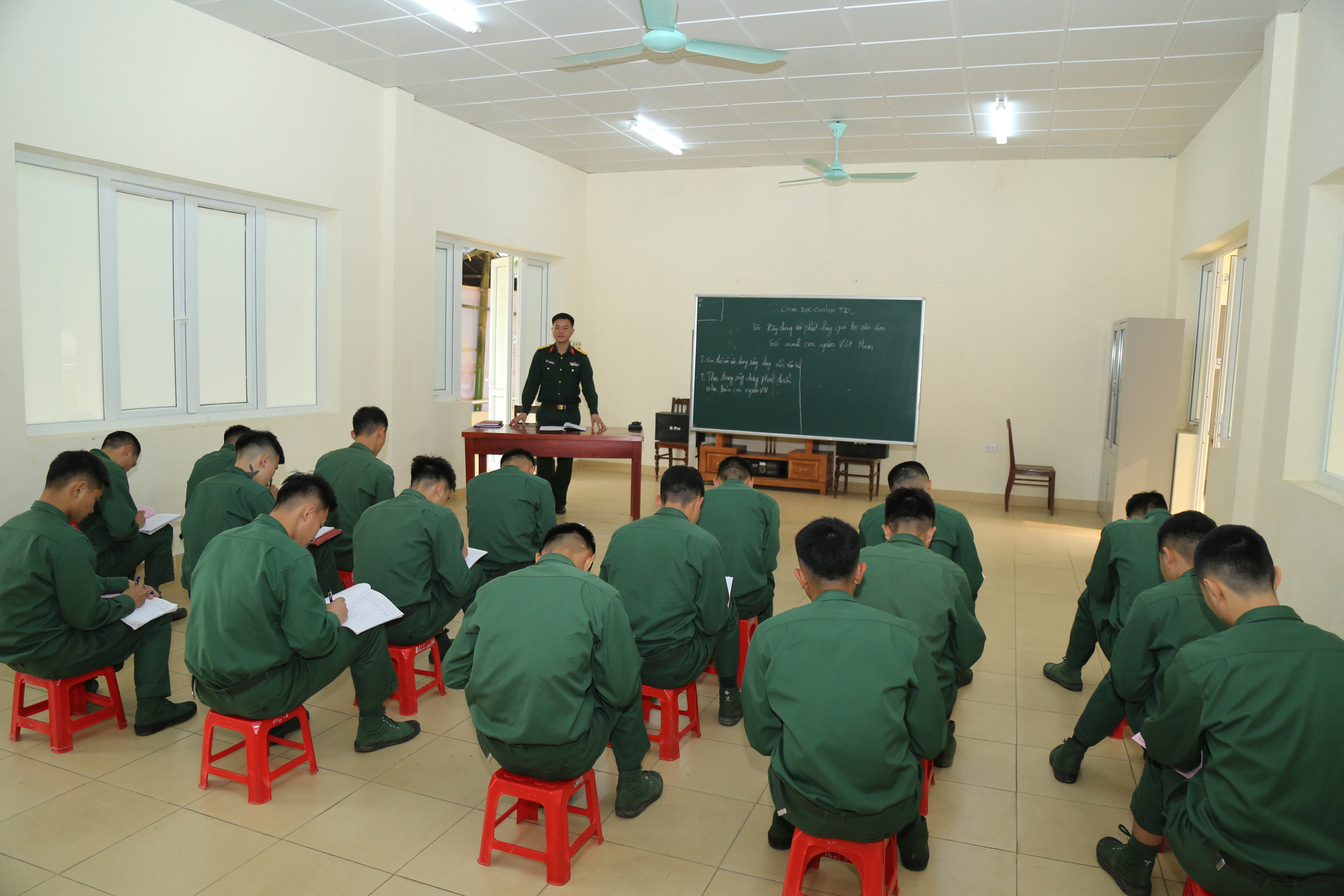 Đối tượng tuyển sinh để đào tạo đại học quân sự là hạ sĩ quan, binh sĩ đang phục vụ tại ngũ, có thời gian phục vụ tại ngũ 12 tháng trở lên tính đến tháng 4 năm 2024. quan sự 2.jpg